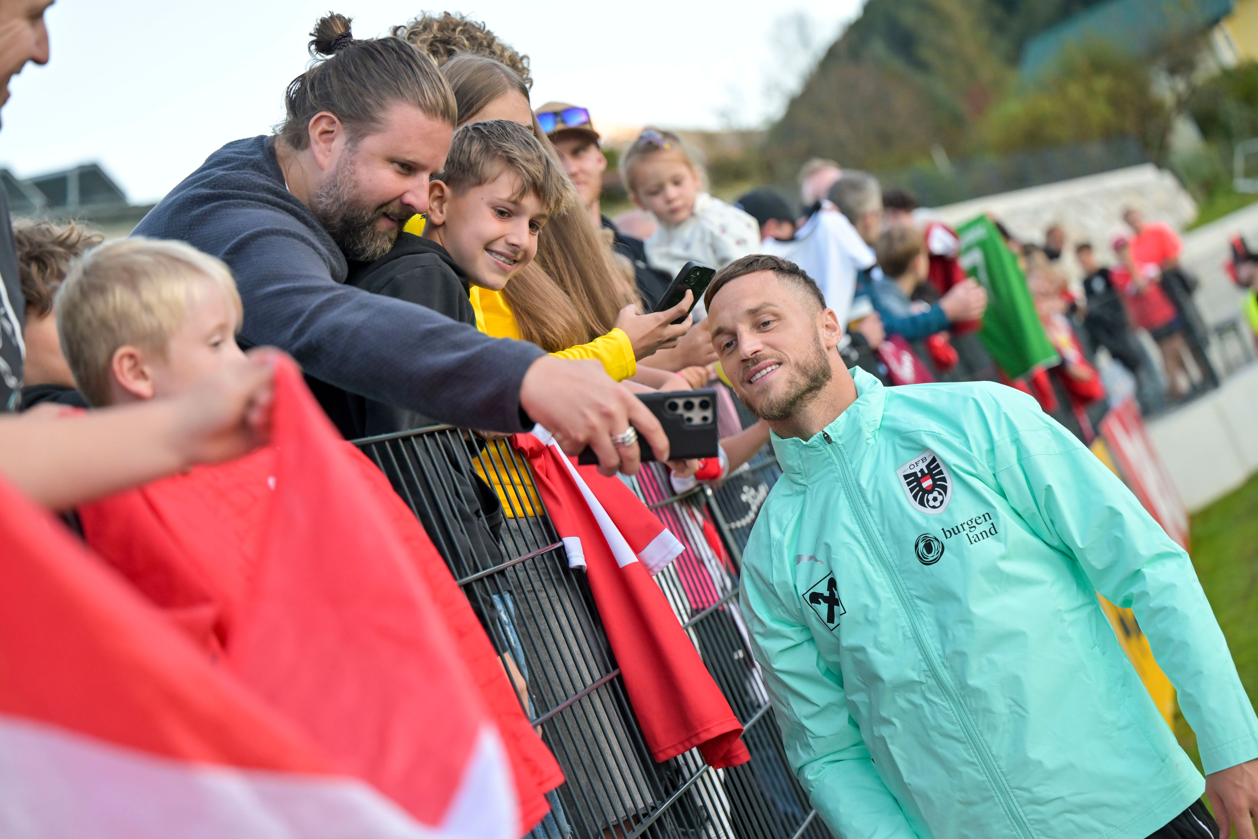 Marko Arnautovic erfüllte seinen Fans Foto-Wünsche.