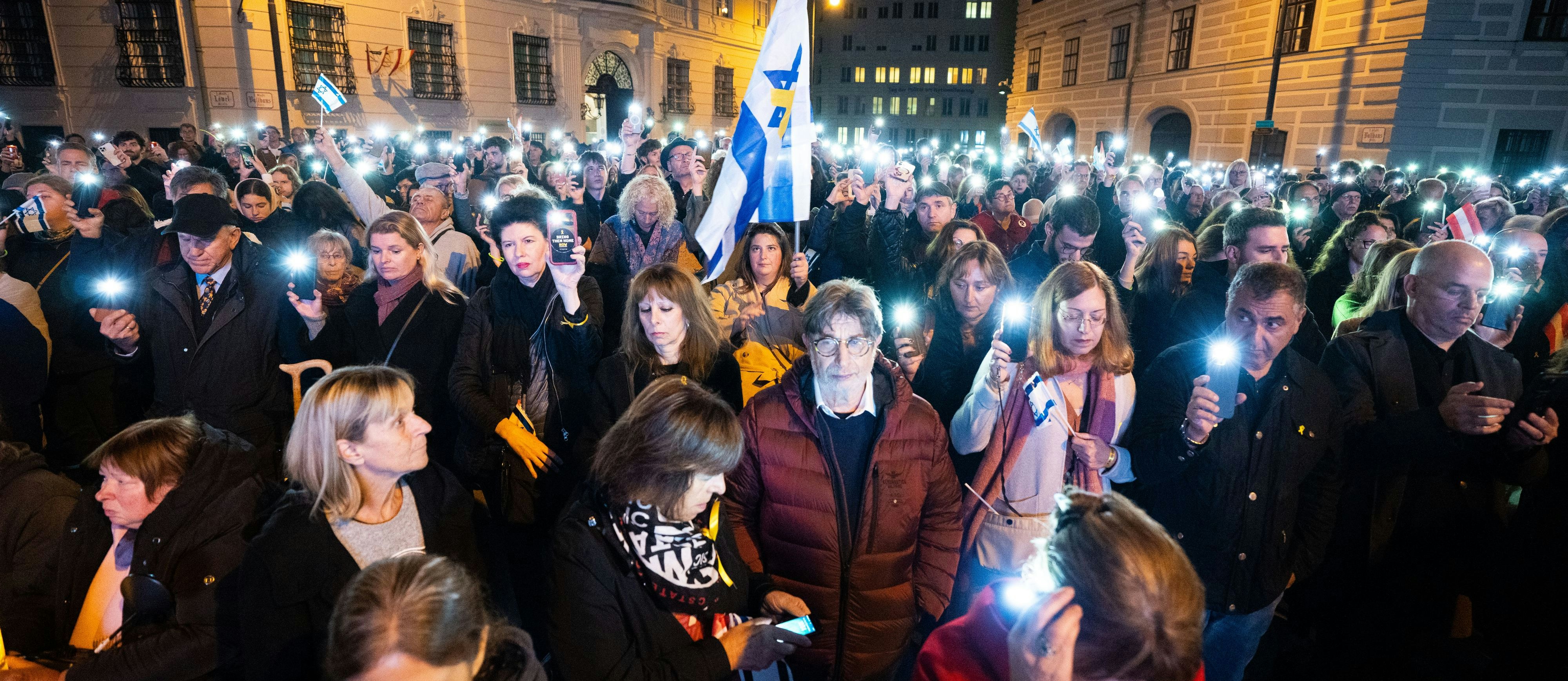 Blick aufs Lichtermeer während der Gedenkveranstaltung der Israelitischen Kultusgemeinde (IKG) am Ballhausplatz in Wien