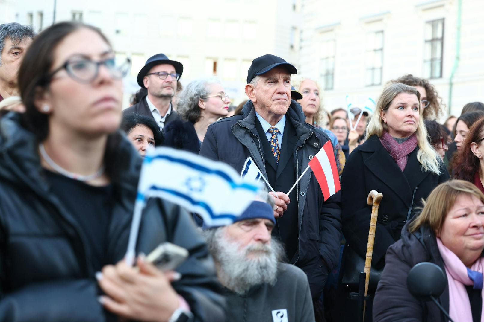 Am Montagabend – dem ersten Jahrestag des Hamas-Terrors – gedenken tausende Wiener den über 1.200 Opfern.