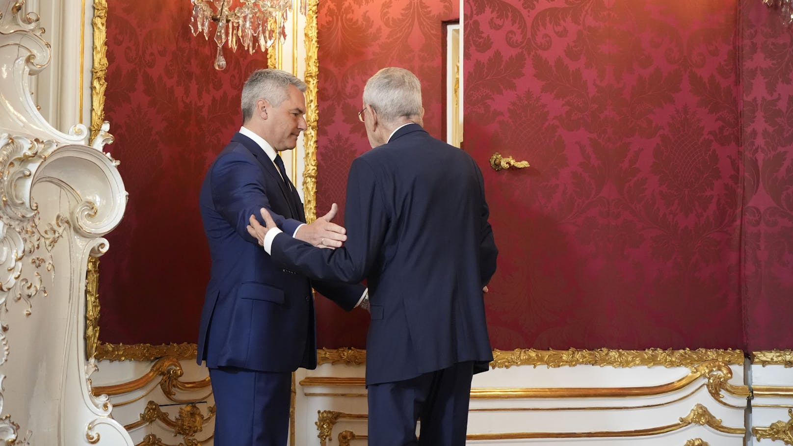 Am Montag lud Bundespräsident Van der Bellen ÖVP-Chef und Bundeskanzler Nehammer in die Hofburg. 