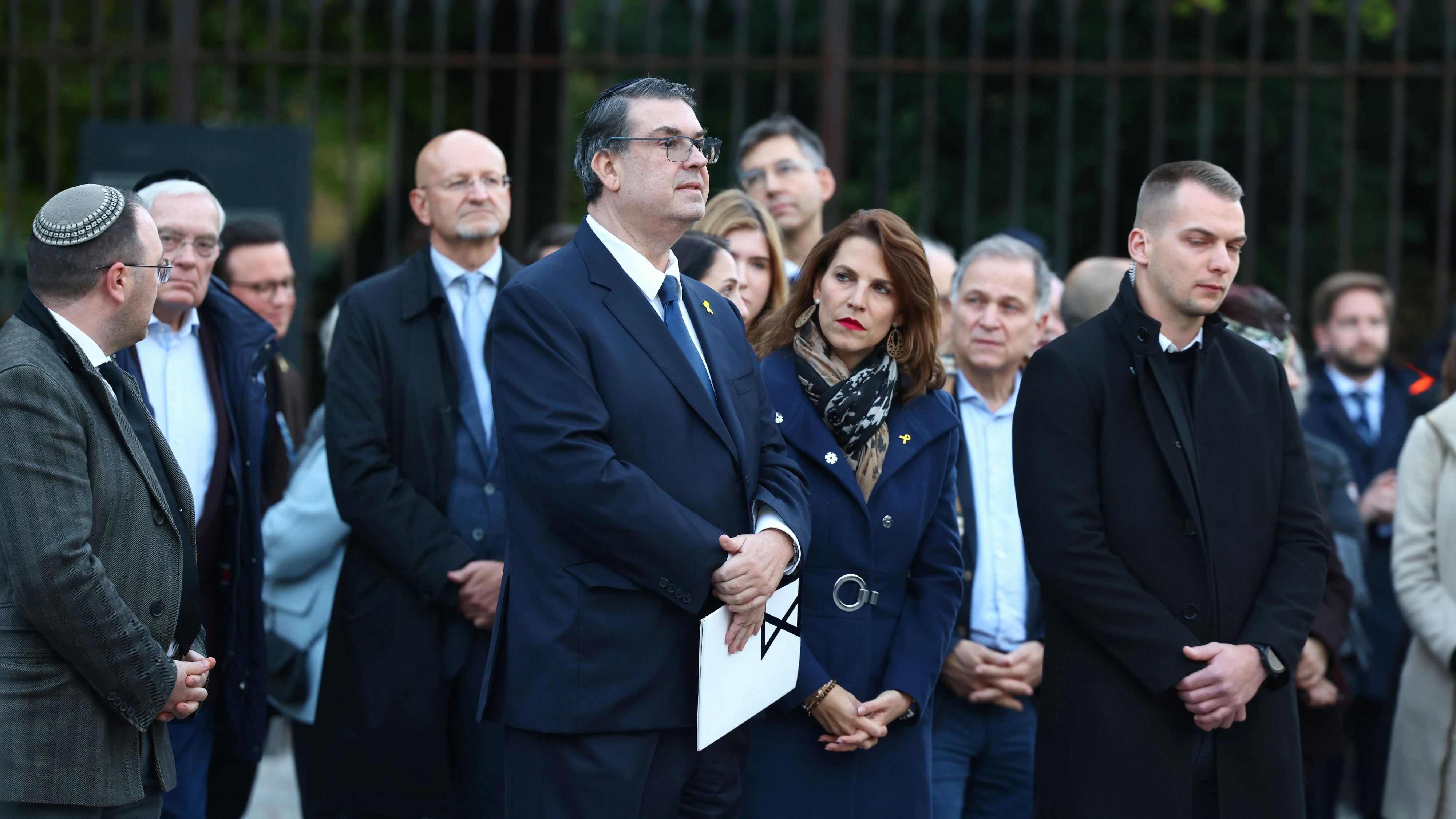 Oskar Deutsch, Präsident der Israelitischen Kultusgemeinde Wien (IKG) mit Ministerin Karoline Edtstadler auf der Gedenkfeier am Ballhausplatz