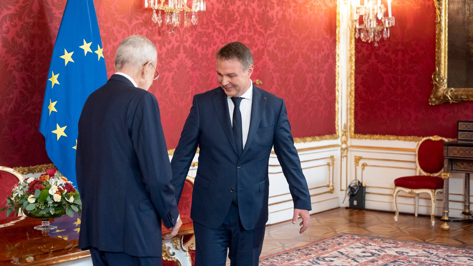 SPÖ-Chef Babler sieht sich den Schreibtisch im Maria-Theresien-Zimmer gemensam mit dem Bundespräsidenten genauer an.