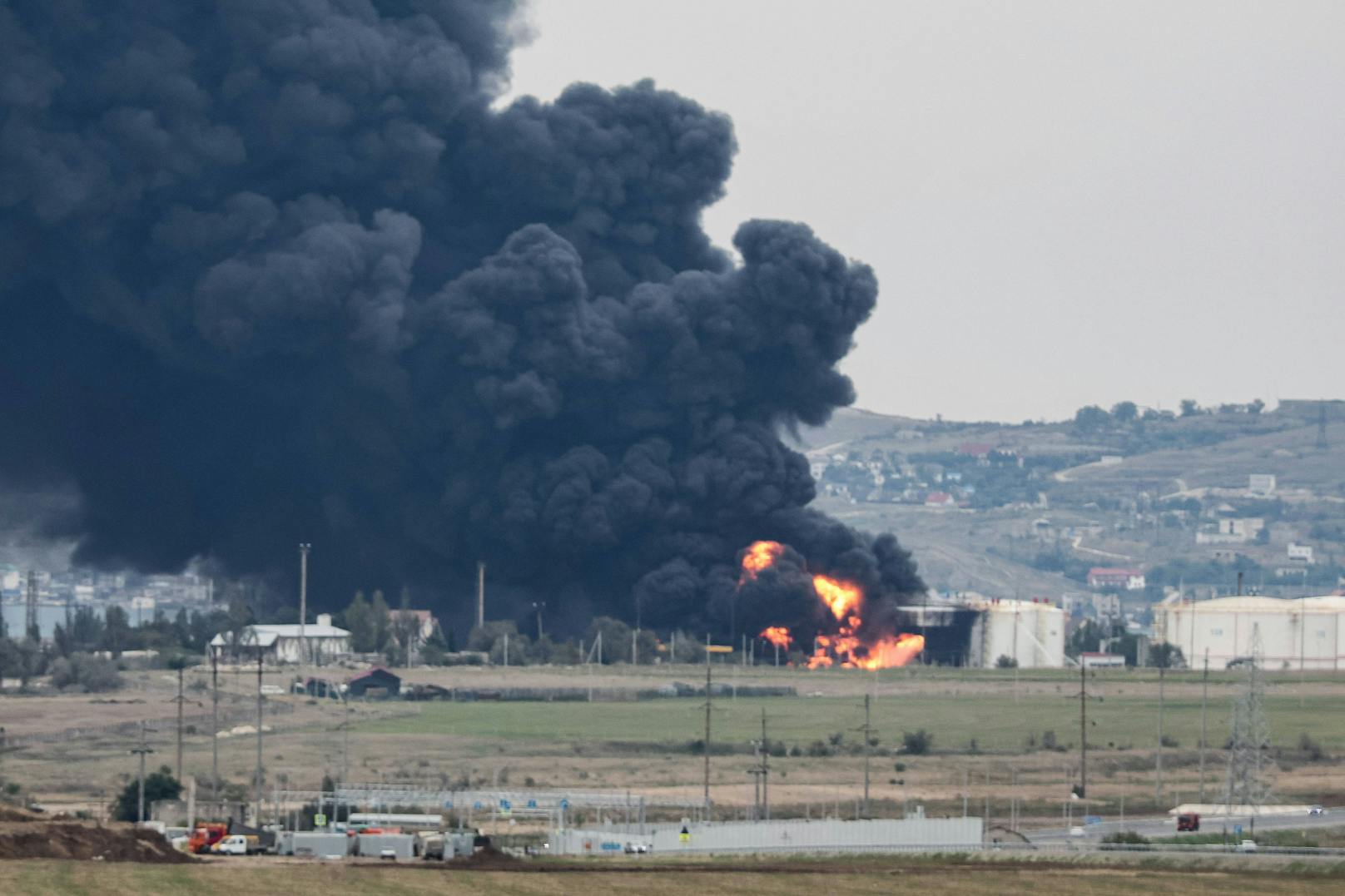 ... von den russischen Luftwaffenstützpunkten Belbek und Saki gemeldet. <a data-li-document-ref="120065400" href="https://www.heute.at/s/ukraine-schiesst-grosses-oel-depot-auf-der-krim-in-brand-120065400">Alle Infos hier &gt;&gt;</a>