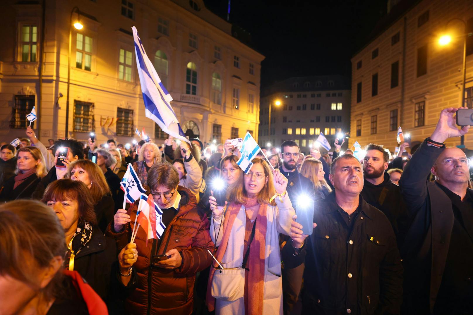 Lichtermeer am Ballhausplatz – Tausende trauern um Hamas-Opfer