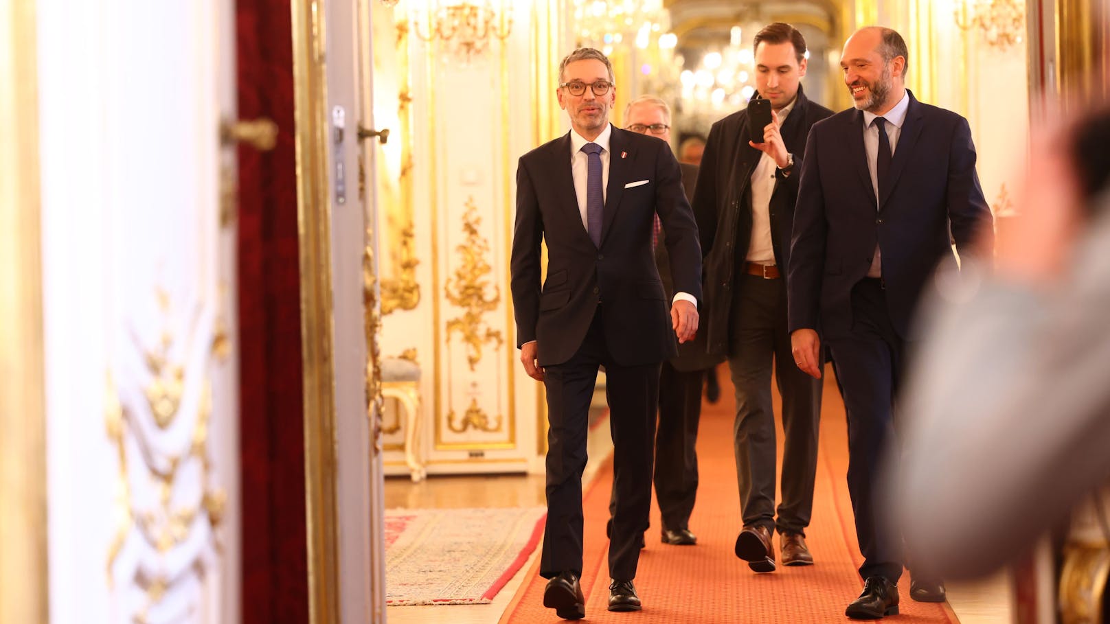 Herbert Kickl am 4. Oktober 2024 in der Hofburg am Weg zum Gespräch mit Alexander Van der Bellen.