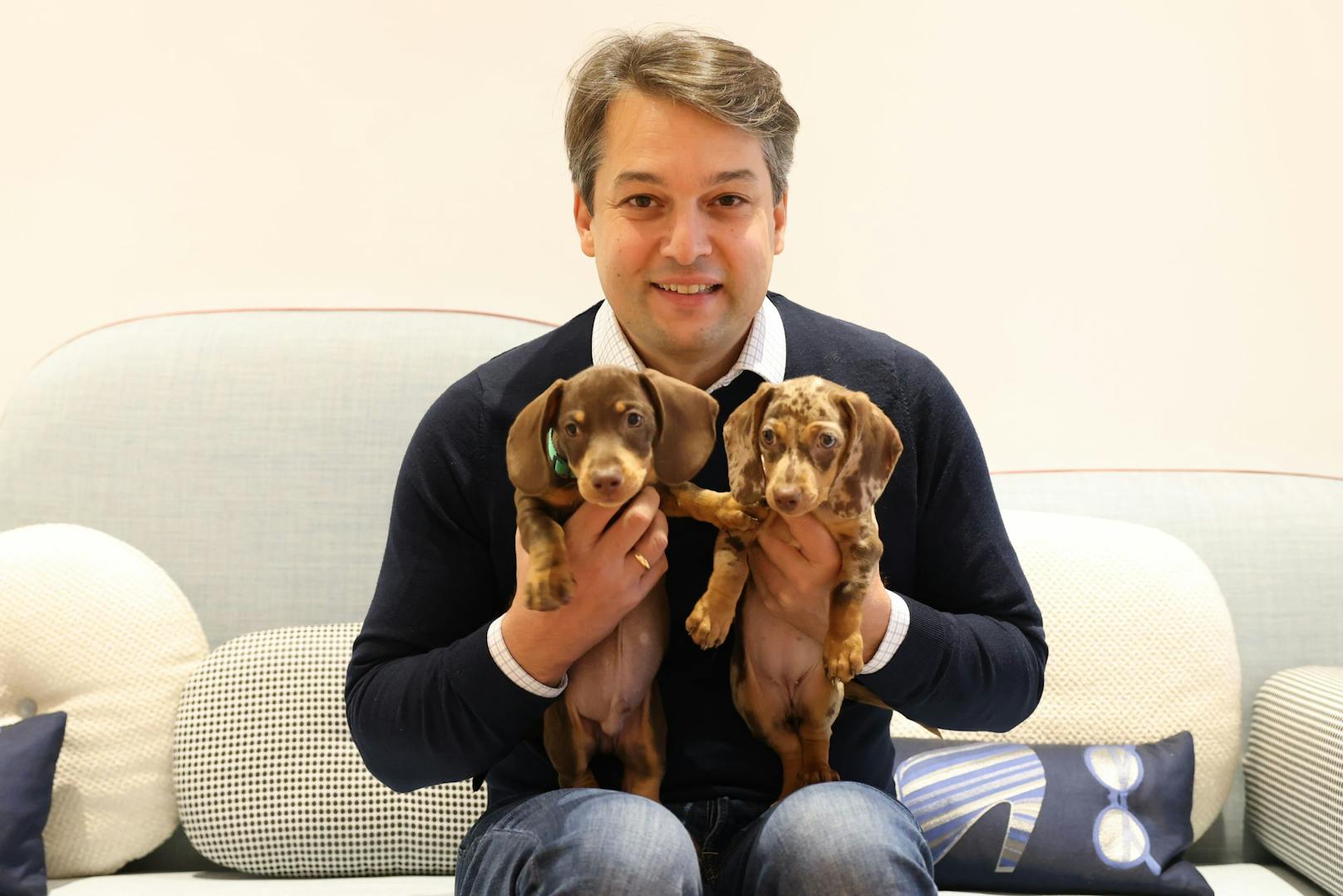 Wiens FPÖ-Chef Dominik Nepp mit seinen Zwergdackel-Welpen Hanni und Otto (r.).