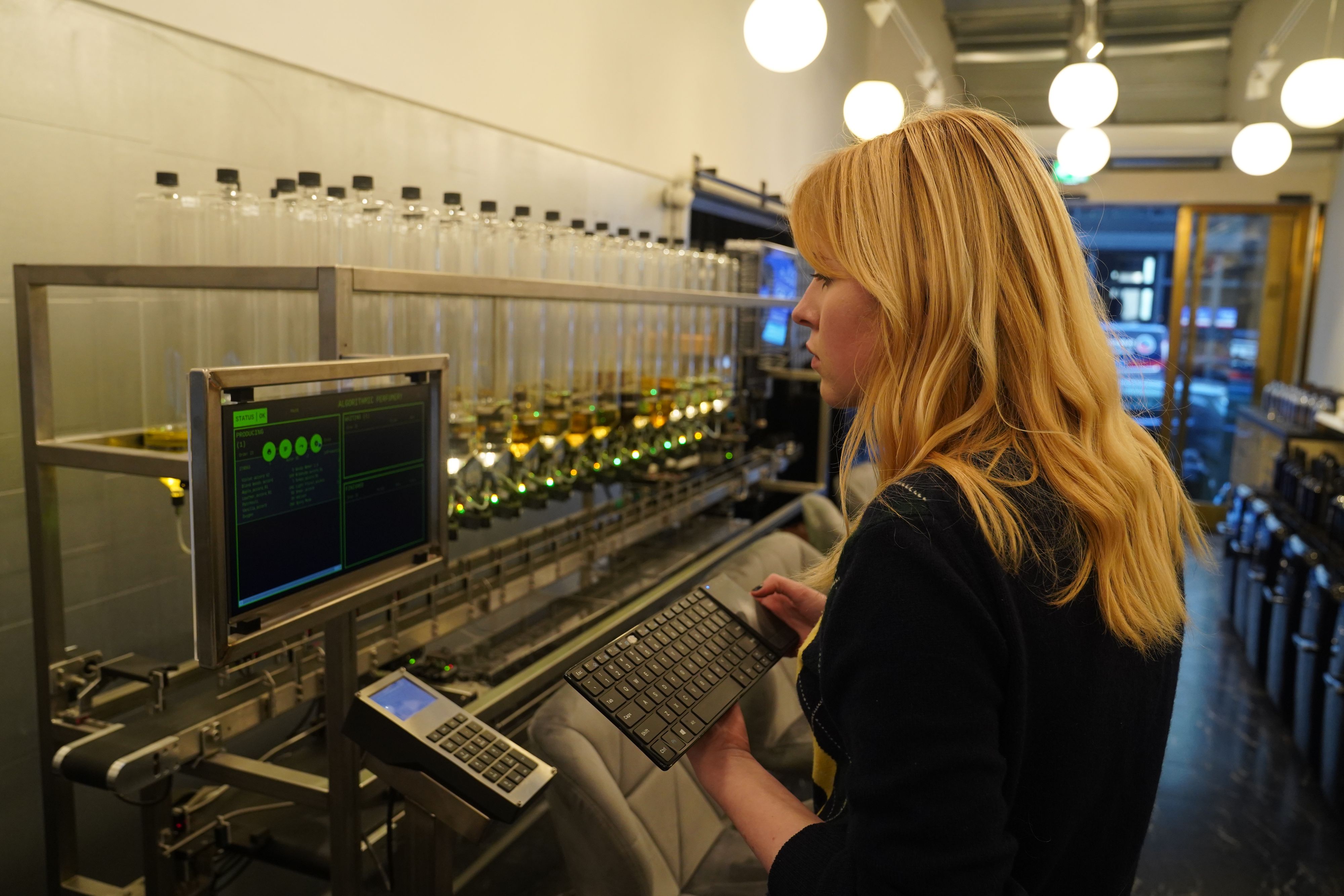 Nach einem detaillierten Fragebogen wird von der künstlichen Intelligenz ein passendes Parfum gemischt.