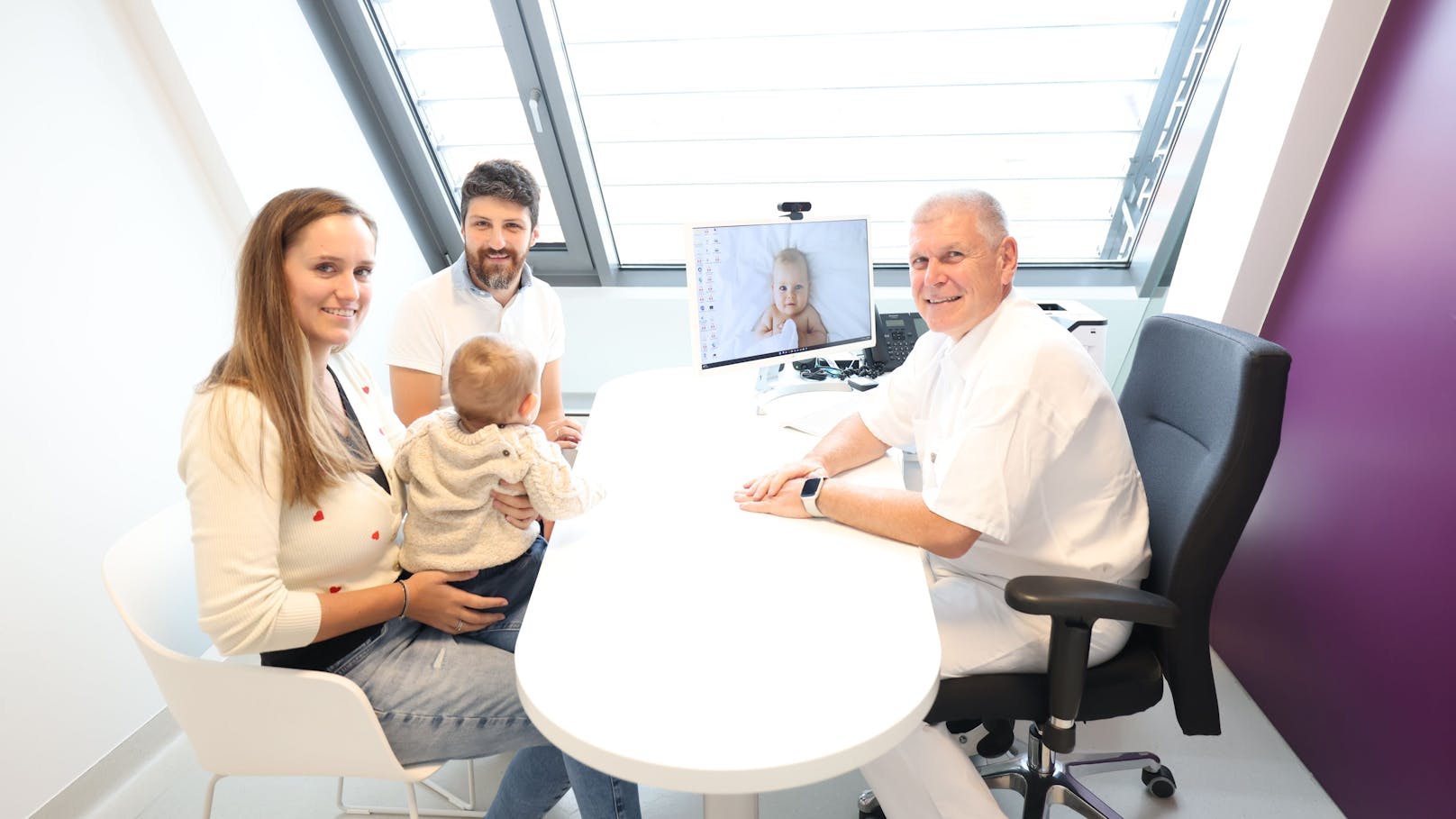 Die Familie mit Prof. Obruca im Kinderwunschzentrum.