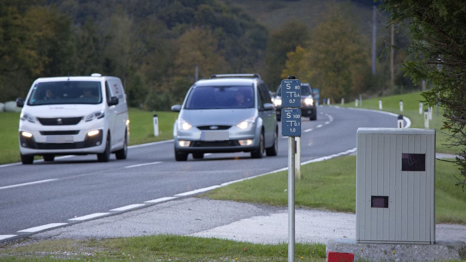 Am Rand der B138 zwischen St. Pankraz und Steyrling (Bez. Kirchdorf) wurde ein Fake-Radar aufgestellt.