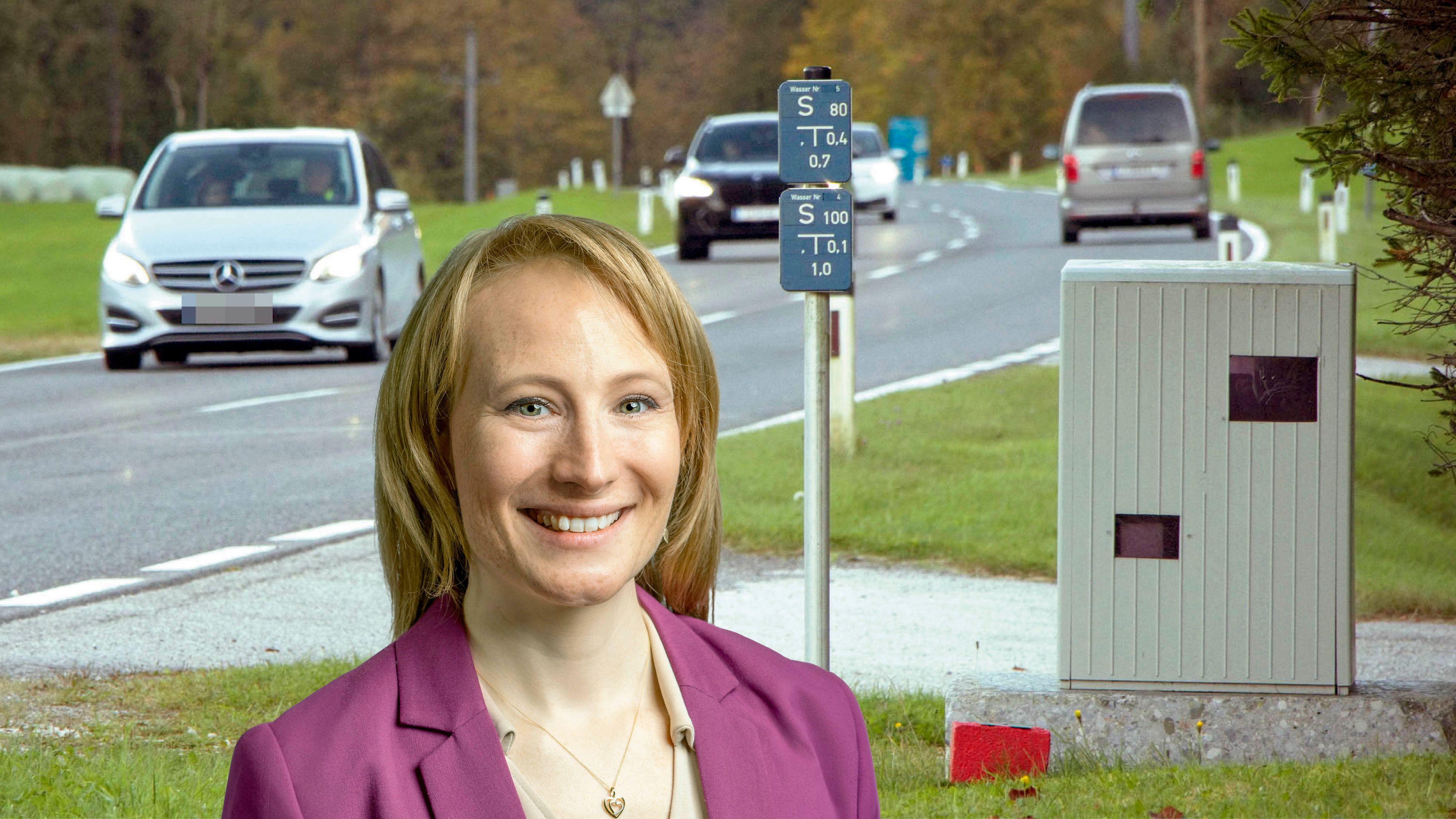 Auf der B138 zwischen St. Pankraz und Steyrling (Bez. Kirchdorf) wurde diese Radar-Attrappe aufgestellt. Im Bild: ÖAMTC-Juristin Corinna Hotz