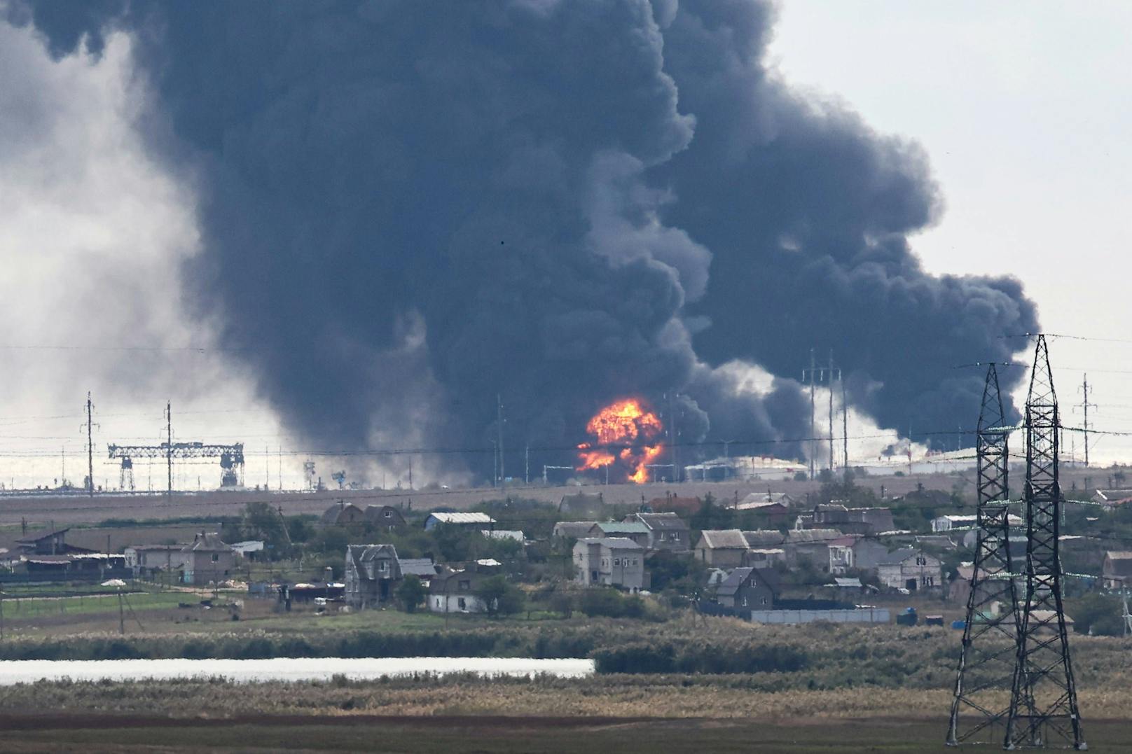 Ein ukrainischer Drohnenangriff hat am 7. Oktober 2024 ein großes Tanklager auf der russisch-besetzten Halbinsel Krim in Brand gesetzt.