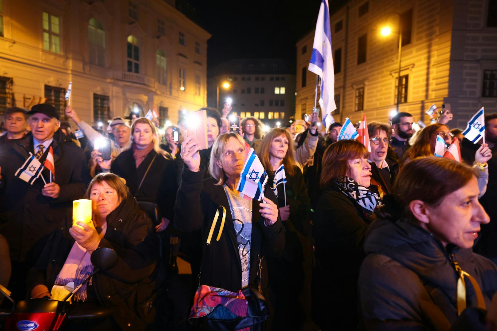 Lichtermeer am Ballhausplatz – Tausende trauern um Hamas-Opfer