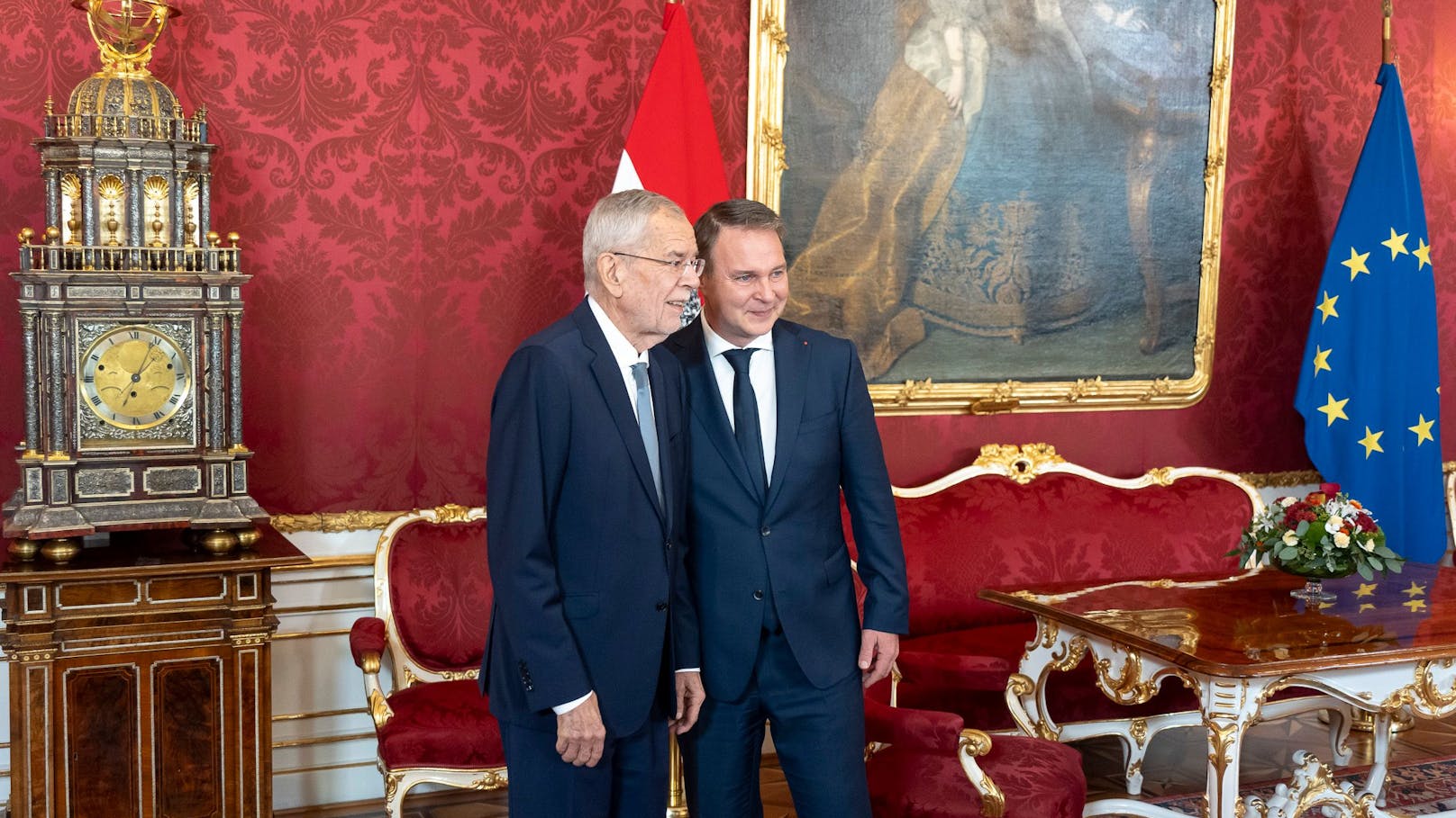 VdB und Babler stellten sich für ein Foto richtig nah zusammen.