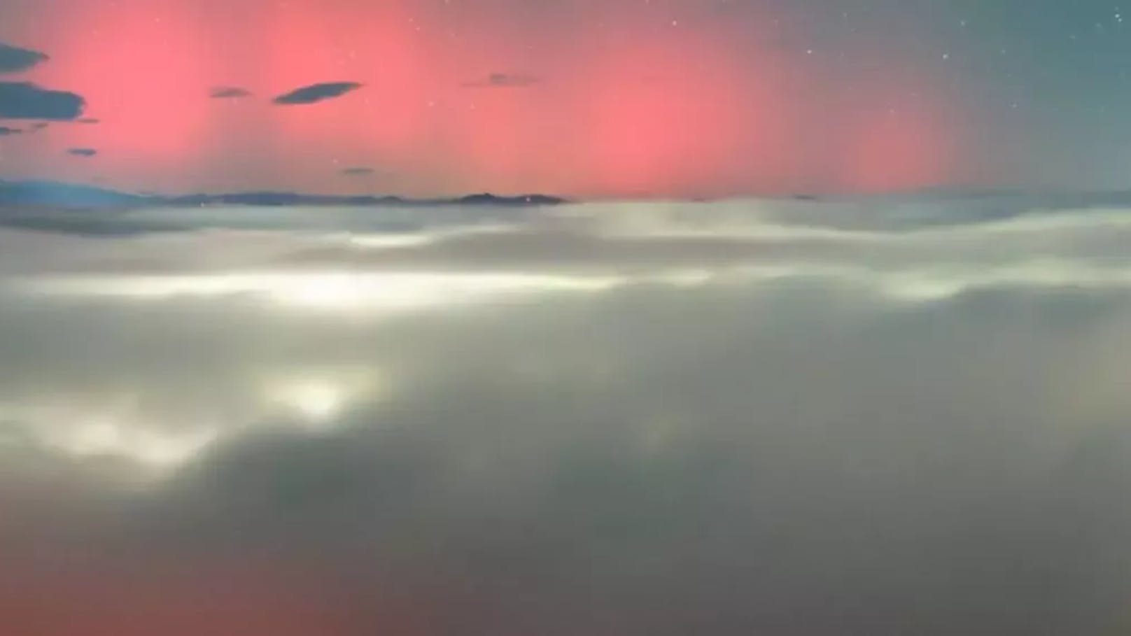 Der Blick vom Pyramidenkogel (Kärnten): Während im Becken und über dem Wörthersee der Nebel lag, hatte man darüber einen tollen Blick auf das rote Leuchten.