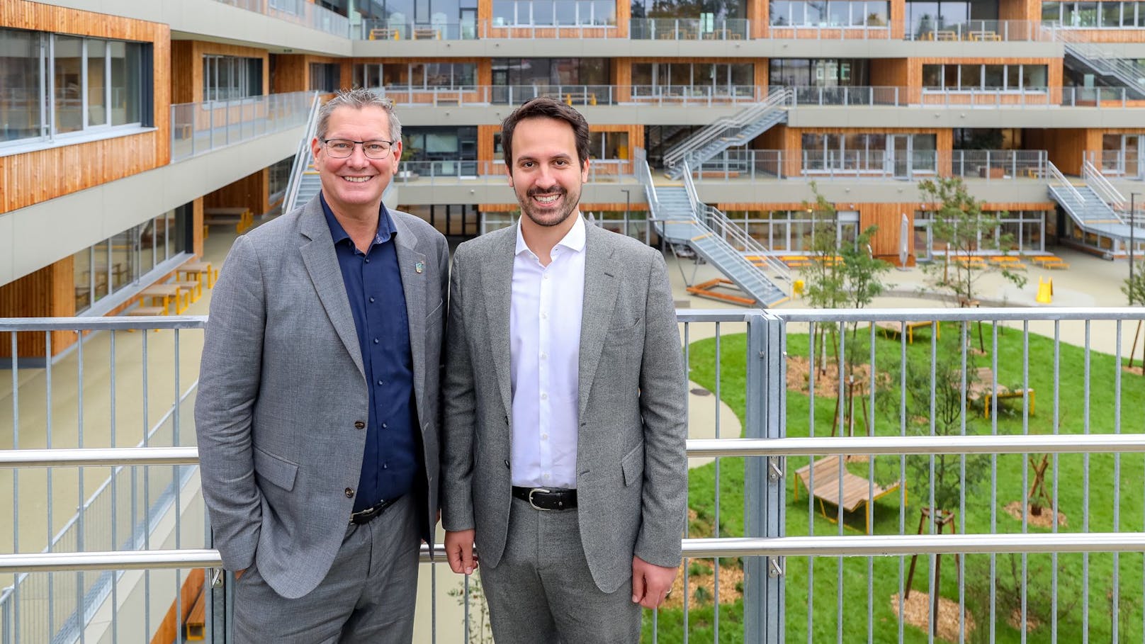 Vbgm. Christoph Wiederkehr bei der neuen Bildungsstätte Hinaysgasse 1 in Begleitung des Bezirksvorstehers Georg Papay.