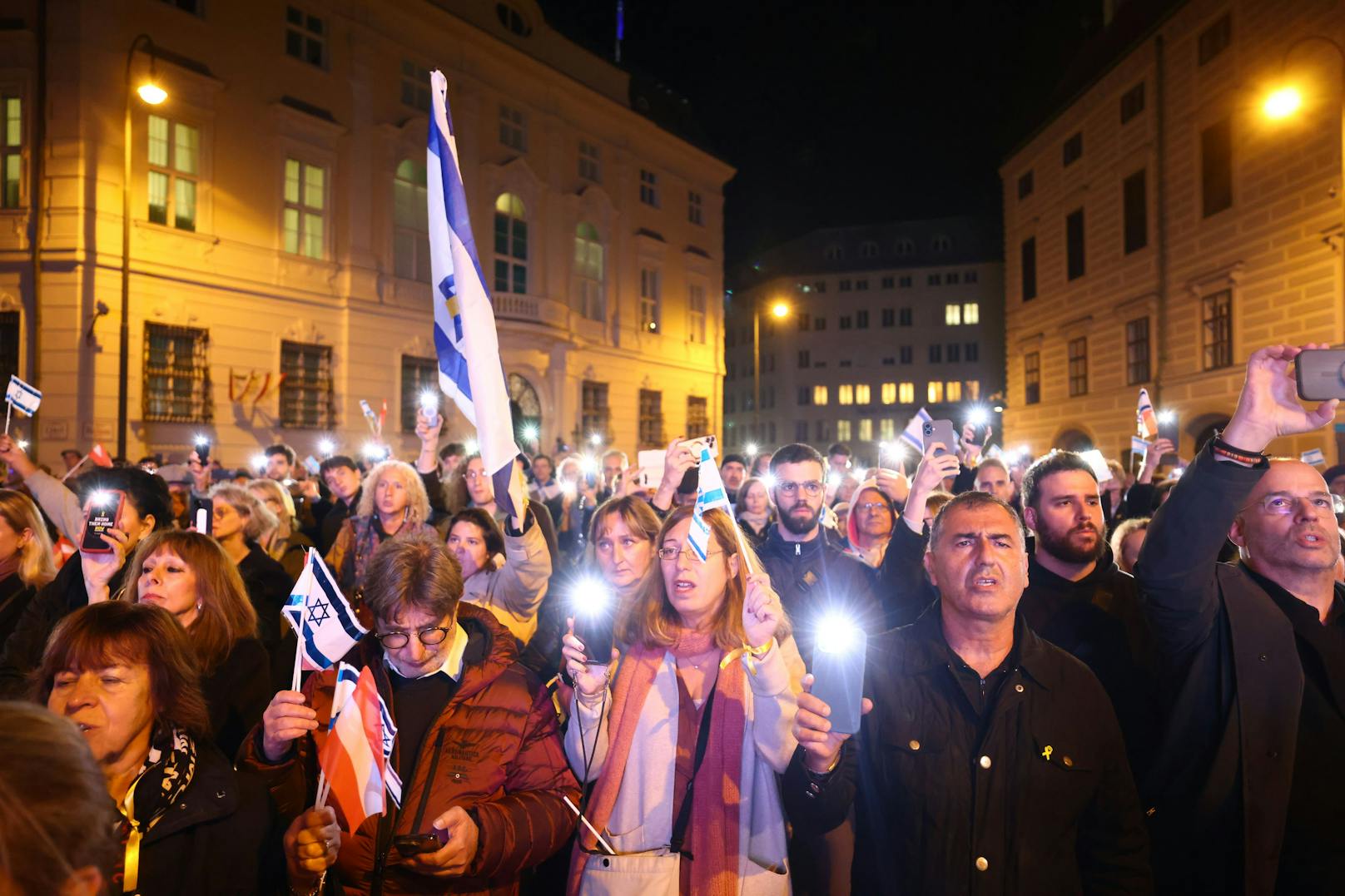 Lichtermeer am Ballhausplatz – Tausende trauern um Hamas-Opfer