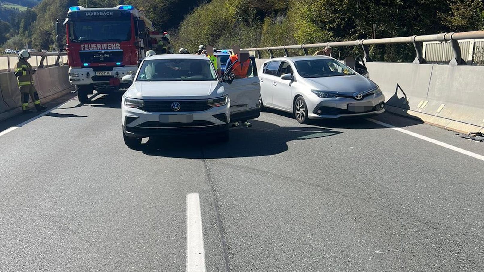 Frontal! Frau kracht gleichzeitig in zwei Autos