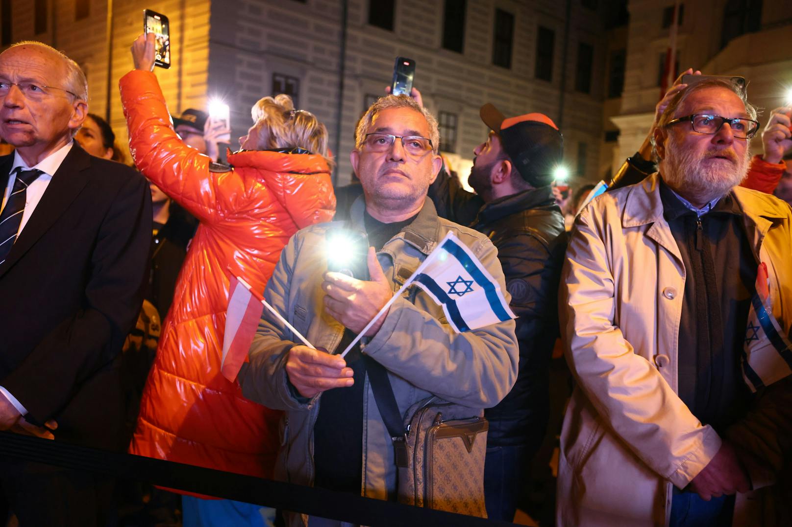 Lichtermeer am Ballhausplatz – Tausende trauern um Hamas-Opfer