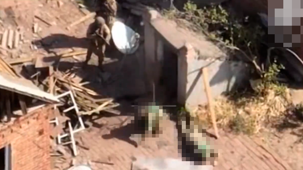 Der Moment bevor der russische Soldat (links oben) abdrückt. Die Ukrainer (unten) hatten sich mit Händen hinter dem Kopf ergeben.