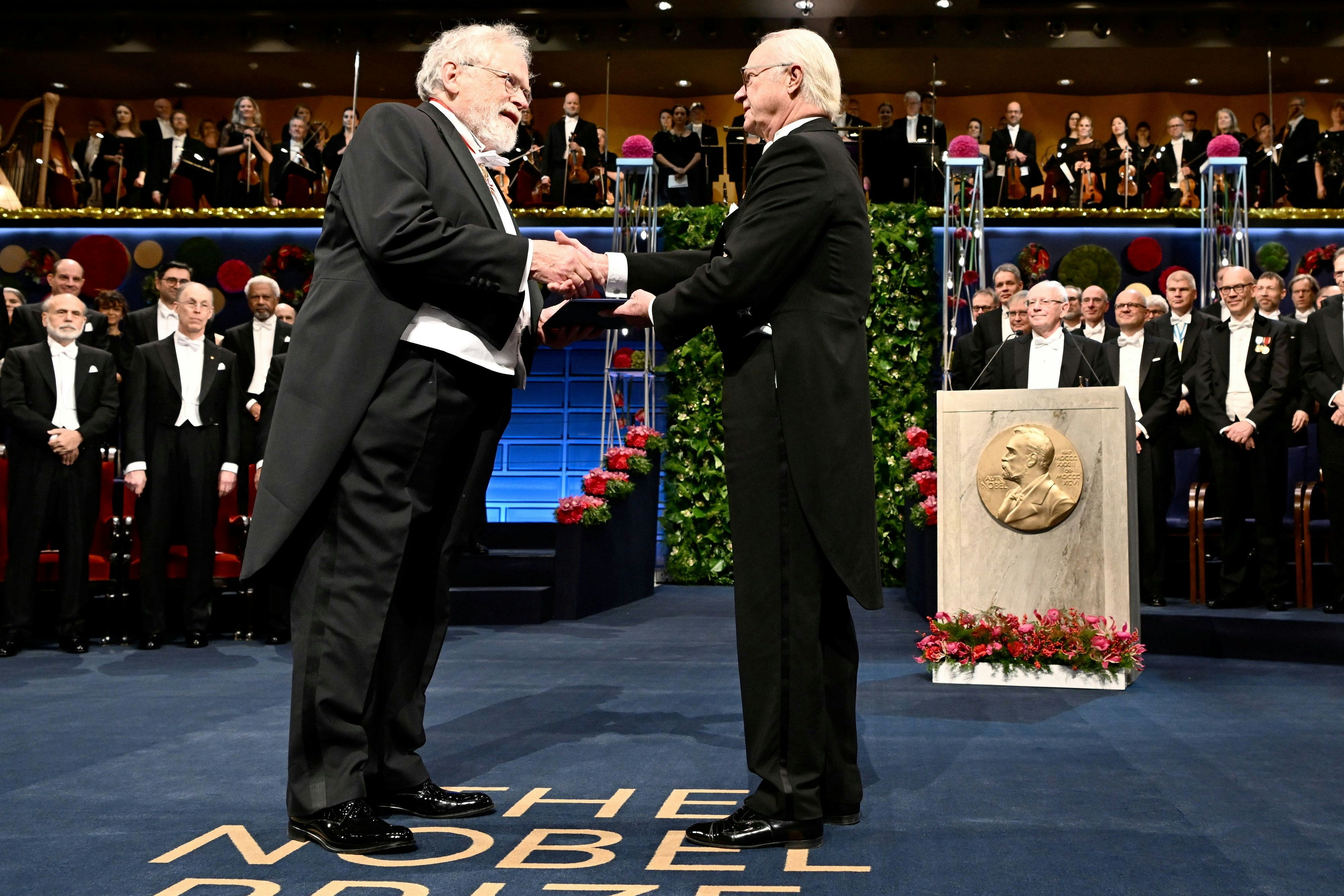 Quantenphysiker Anton Zeilinger erhielt 2022 den Nobelpreis in Physik aus der Hand von Schwedens König Carl Gustaf