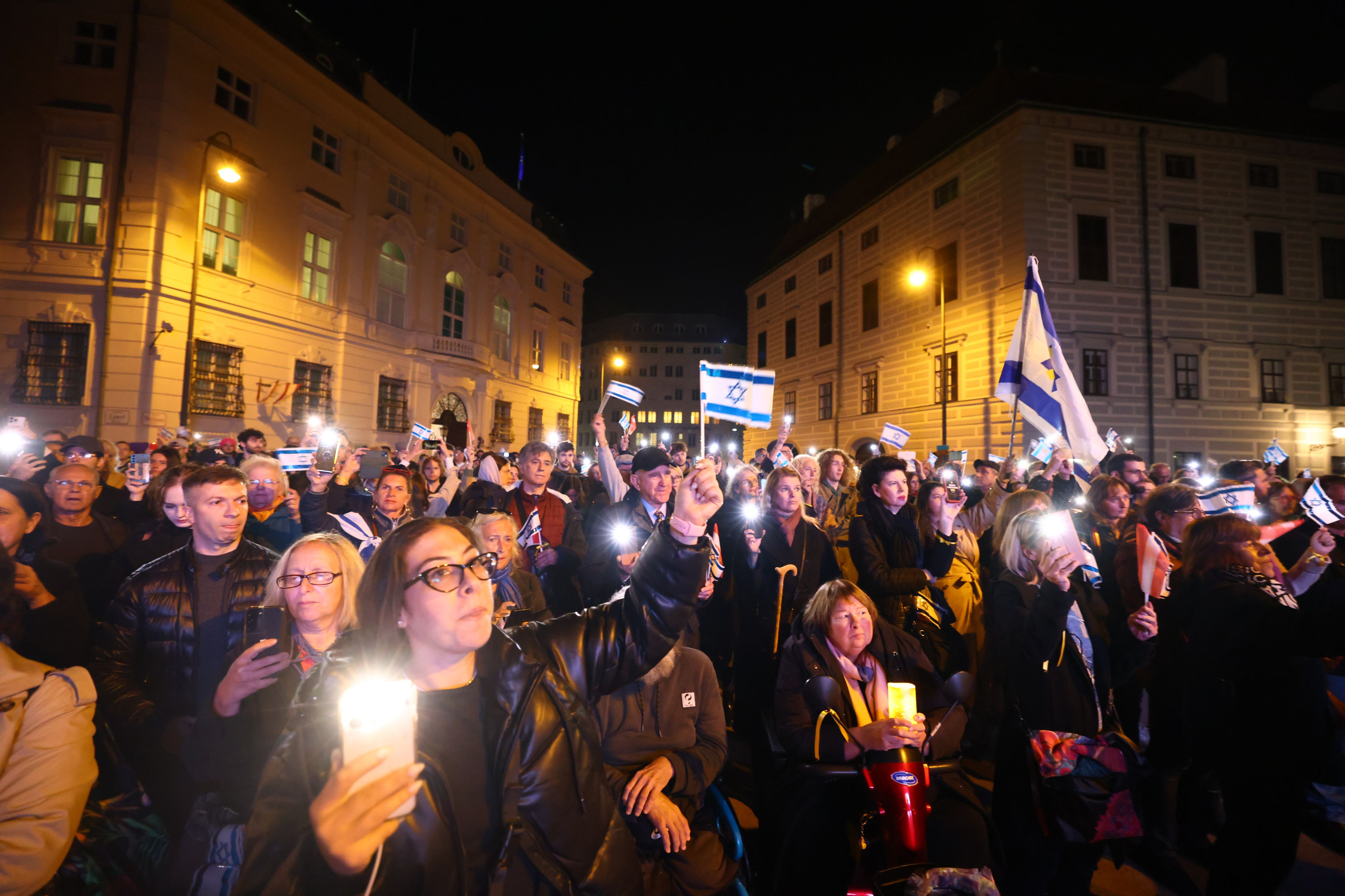 Am Ballhausplatz trauern am Montagabend unzählige Wiener um die Hamas-Opfer in Israel.