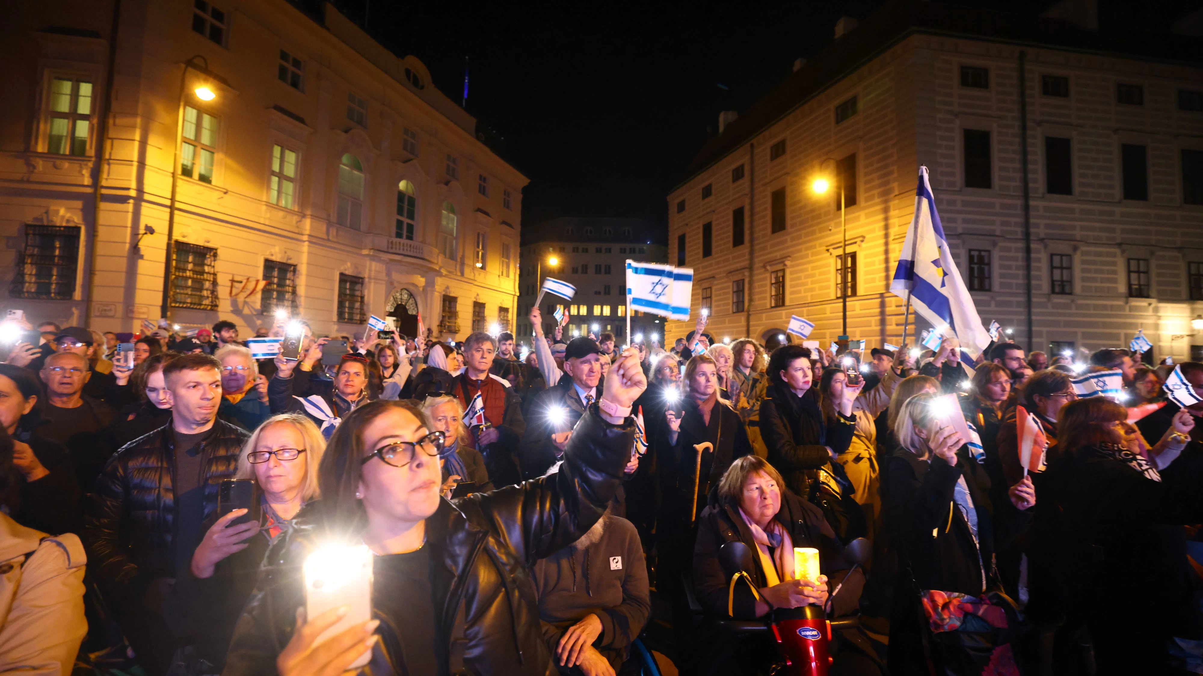 Am Ballhausplatz trauern am Montagabend unzählige Wiener um die Hamas-Opfer in Israel.