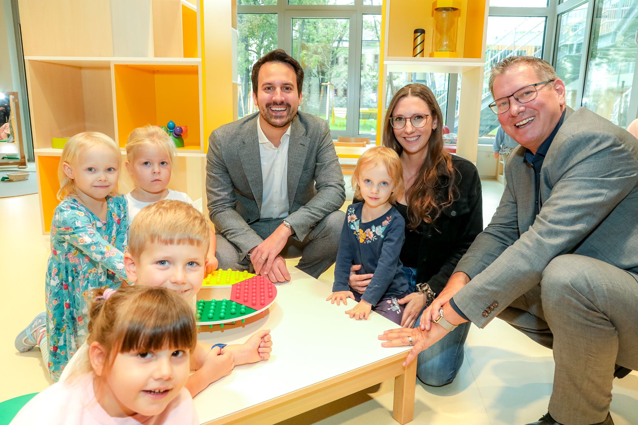 Vbgm. Christoph Wiederkehr besucht die neue Bildungsstätte Hinaysgasse 1 in Begleitung des Bezirksvorstehers Georg Papay (rechts).