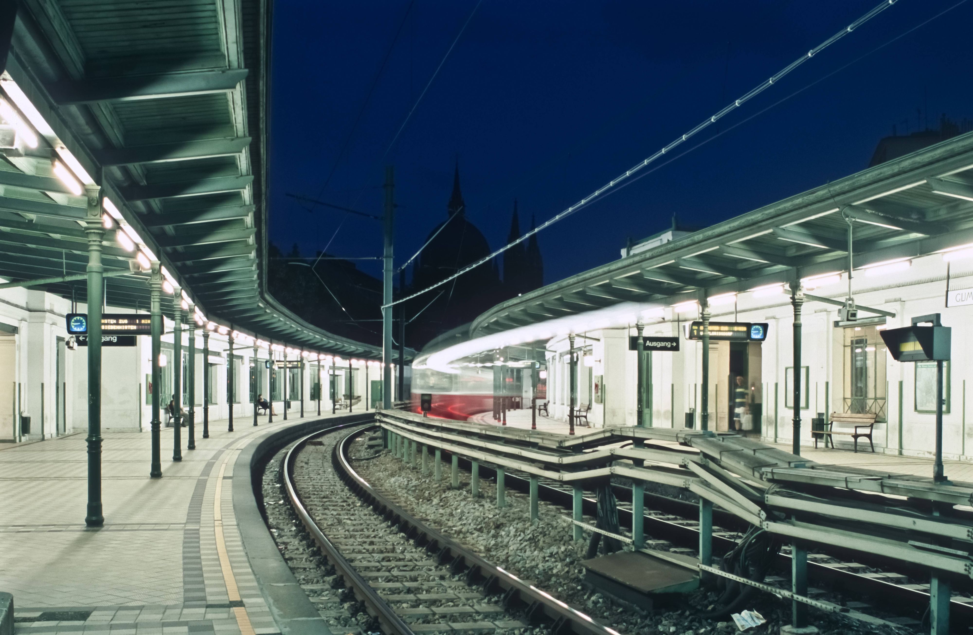 Der Überfall ereignete sich in der Station Gumpendorfer Straße der U-Bahn-Linie U6. (Archivbild)