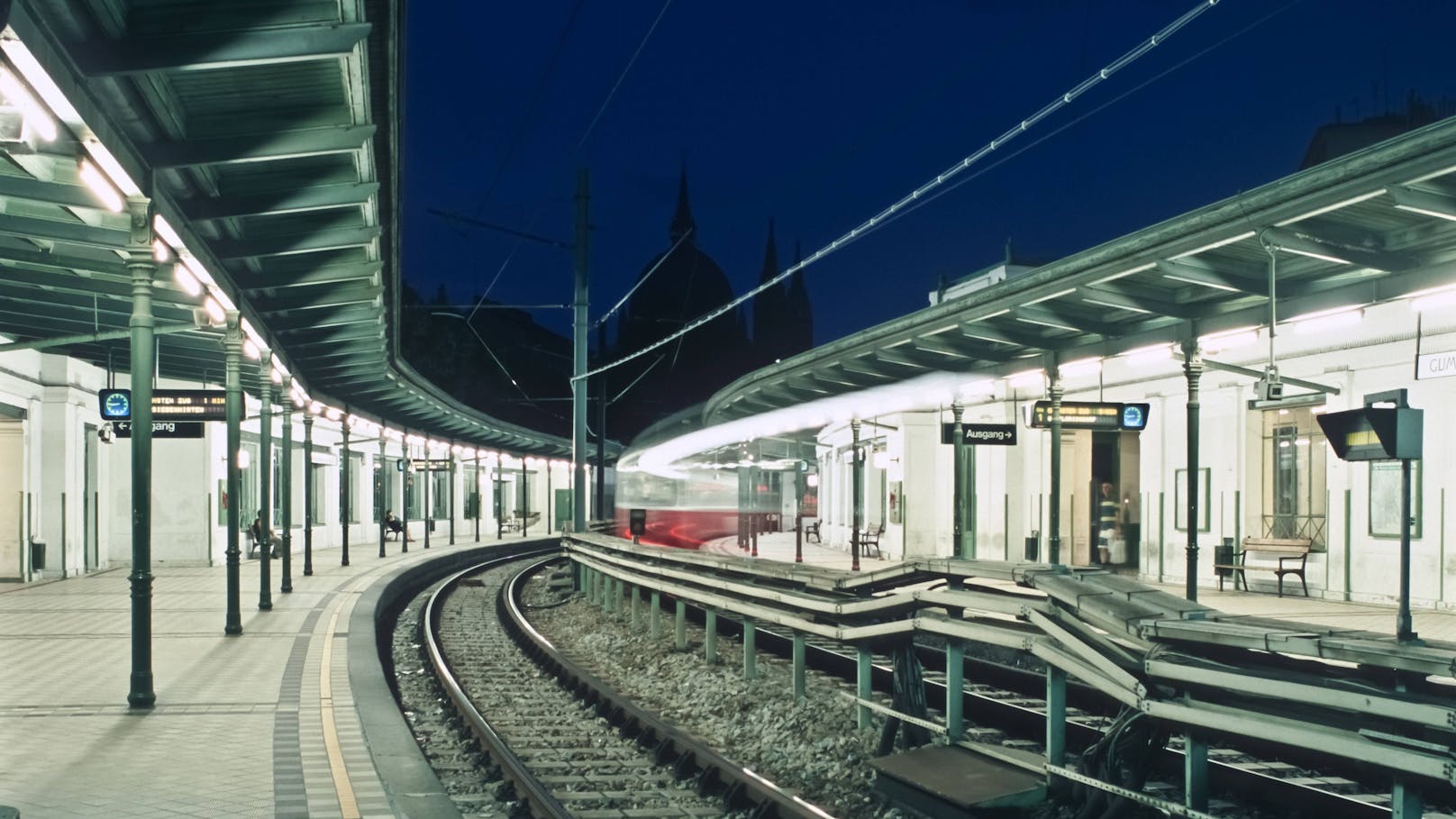 Messer-Räuber in U6-Station zerschneidet Opfer Gesicht