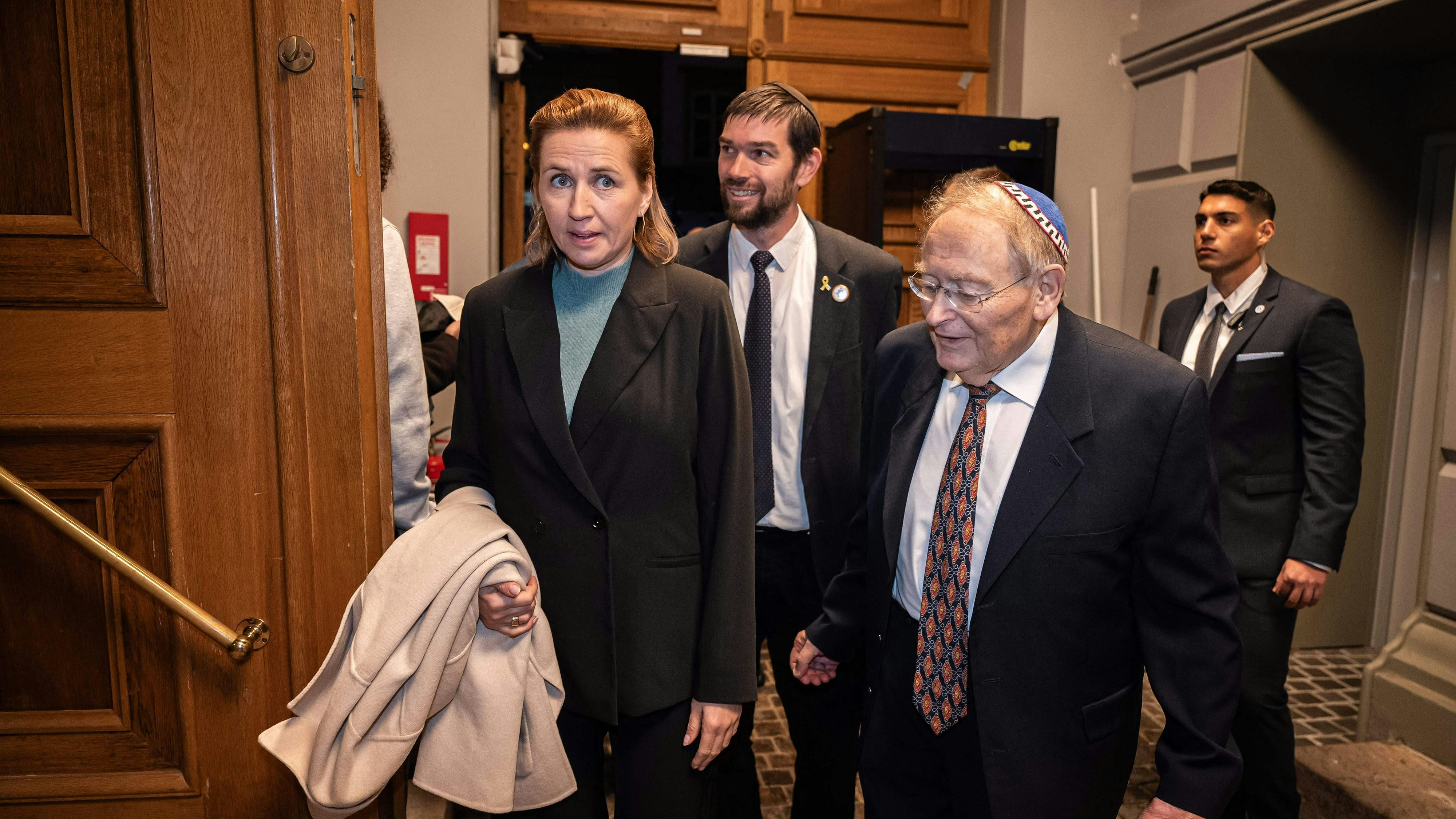 Die dänische Ministerpräsidentin Mette Frederiksen mit Rabbi Jair Melchior am Weg zur Gedenkfeier in Kopenhagen