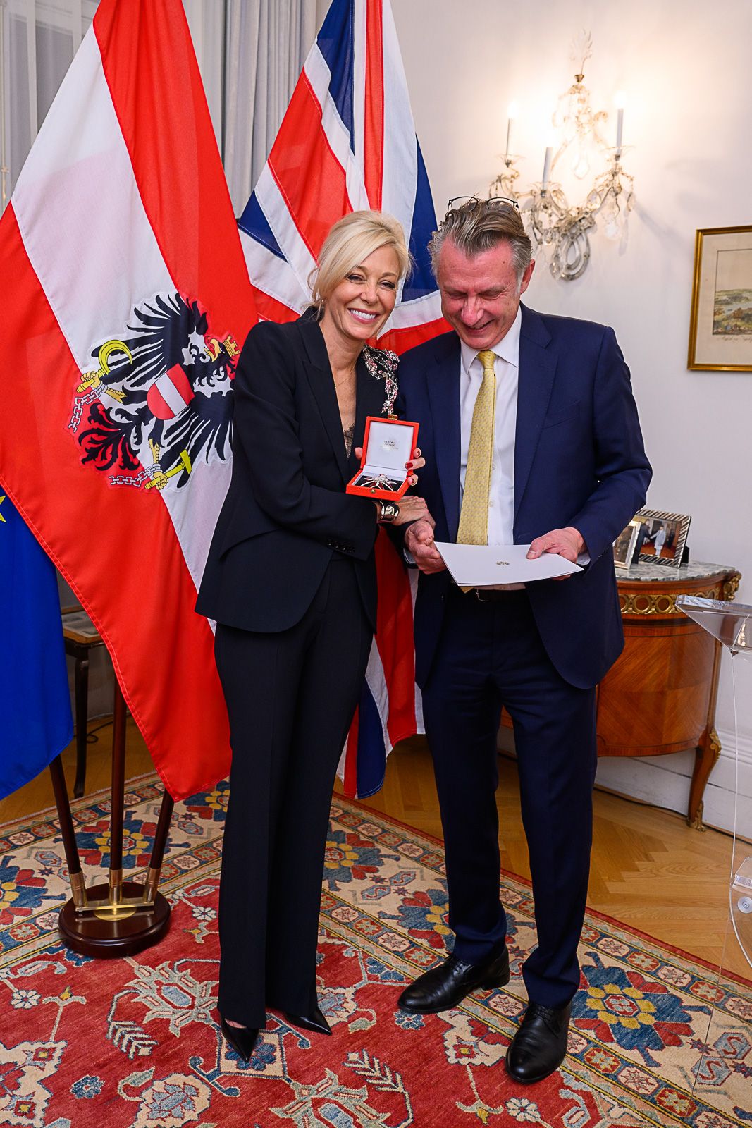 Nadja Swarovski wurde das Große Ehrenzeichen von Bernhard Wrabetz verliehen