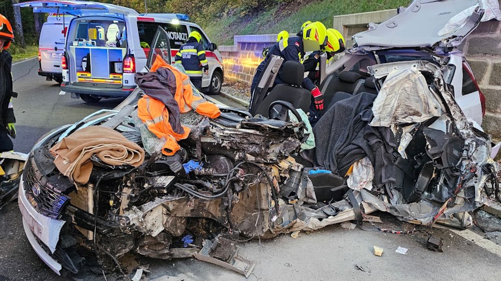 Zu einem Frontalzusammenstoß zwischen einem Auto und einem Klein-Lkw kam es Montagmorgen im Bezirk Bruck-Mürzzuschlag (ST). Vier Personen wurden verletzt, ein 17-Jähriger liegt im Koma.