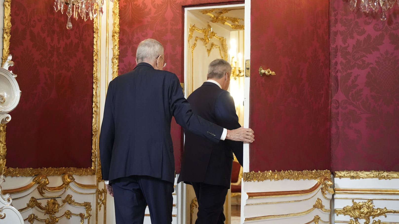 Am Montag lud Bundespräsident Van der Bellen ÖVP-Chef und Bundeskanzler Nehammer in die Hofburg. 