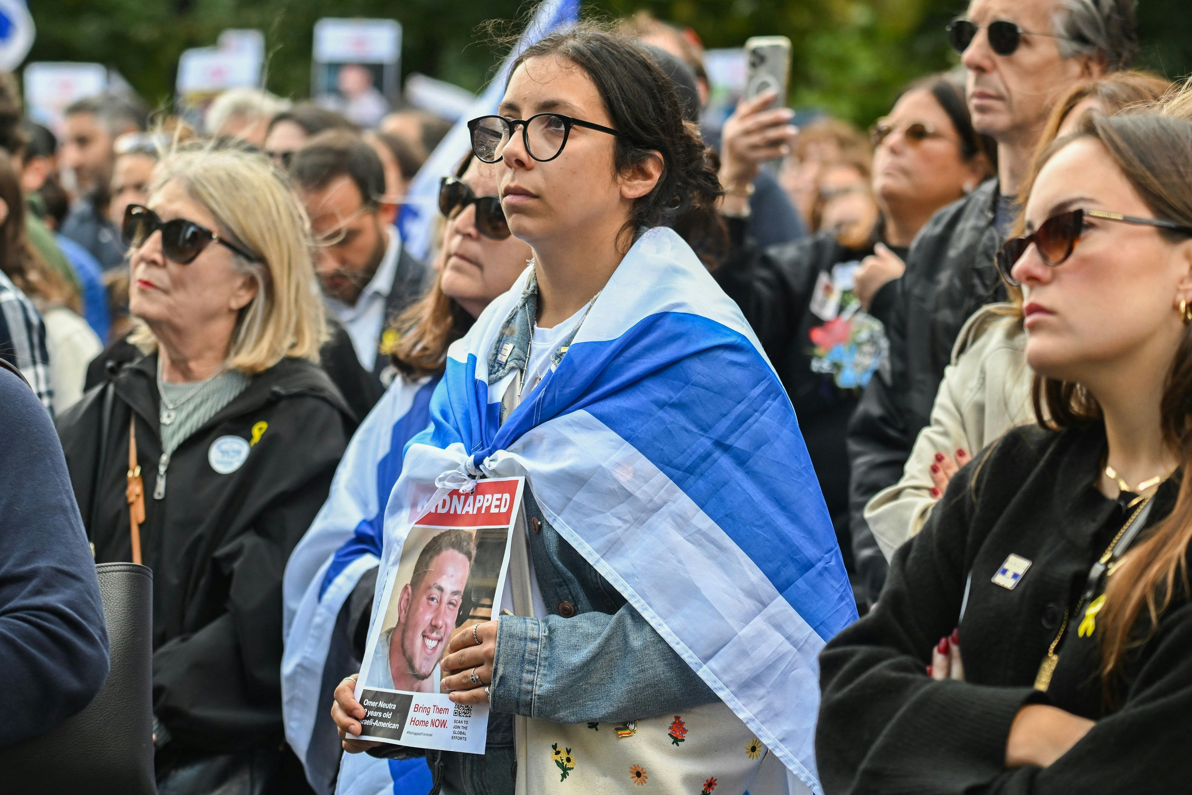 Menschen trauern vor der McGill University in Montreal, Kanada