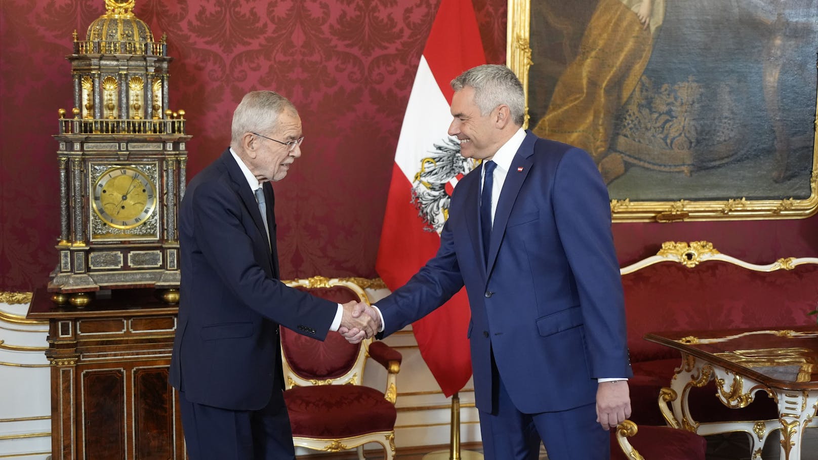 Am Montag lud Bundespräsident Van der Bellen ÖVP-Chef und Bundeskanzler Nehammer in die Hofburg. 