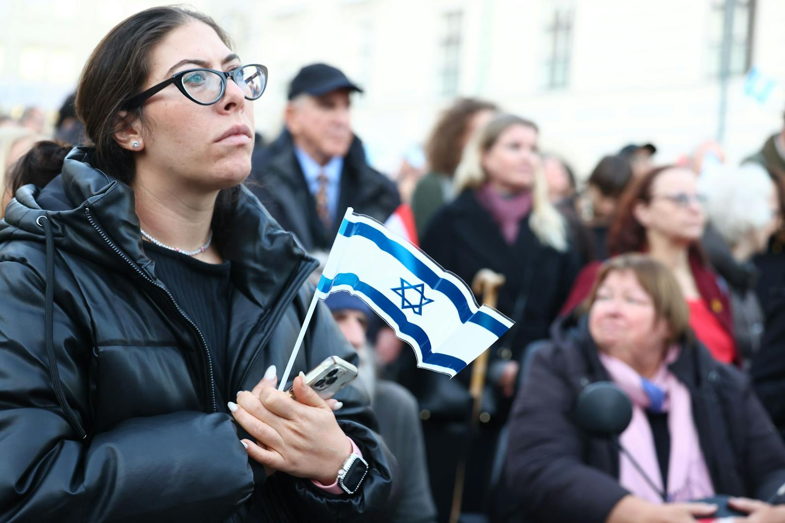 Am Montagabend – dem ersten Jahrestag des Hamas-Terrors – gedenken tausende Wiener den über 1.200 Opfern.