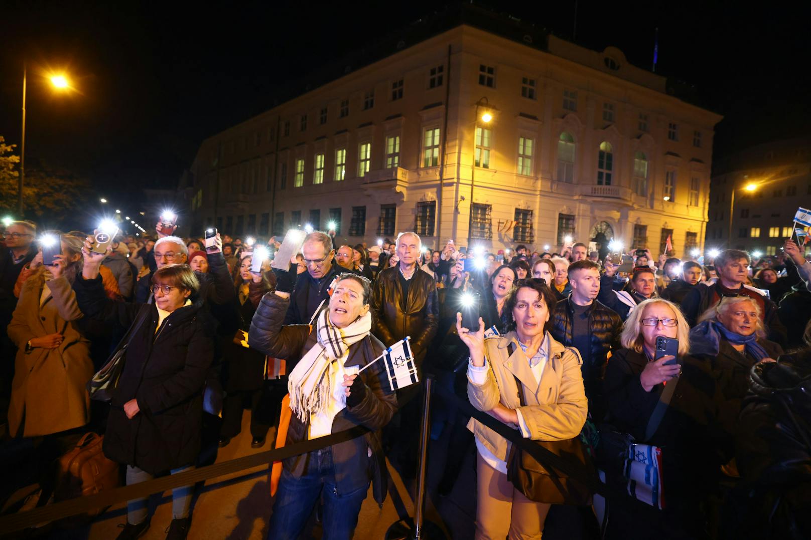 Lichtermeer am Ballhausplatz – Tausende trauern um Hamas-Opfer