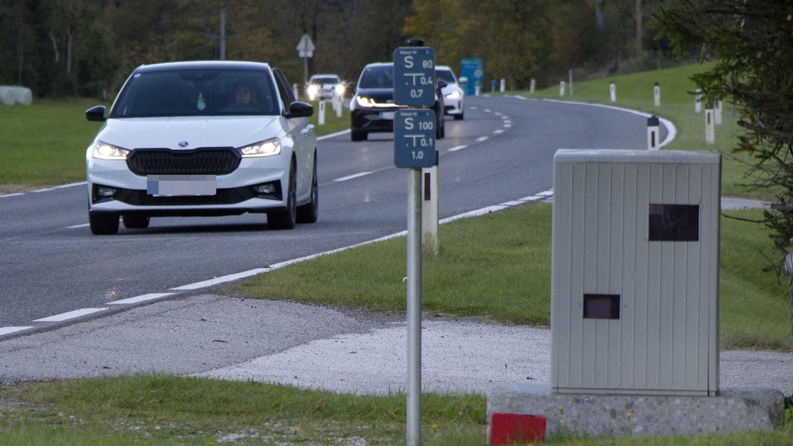 Wenn die Attrappe jedoch "täuschend echt ist und sogar blitzt", könne der Tatbestand der Amtsanmaßung erfüllt sein.