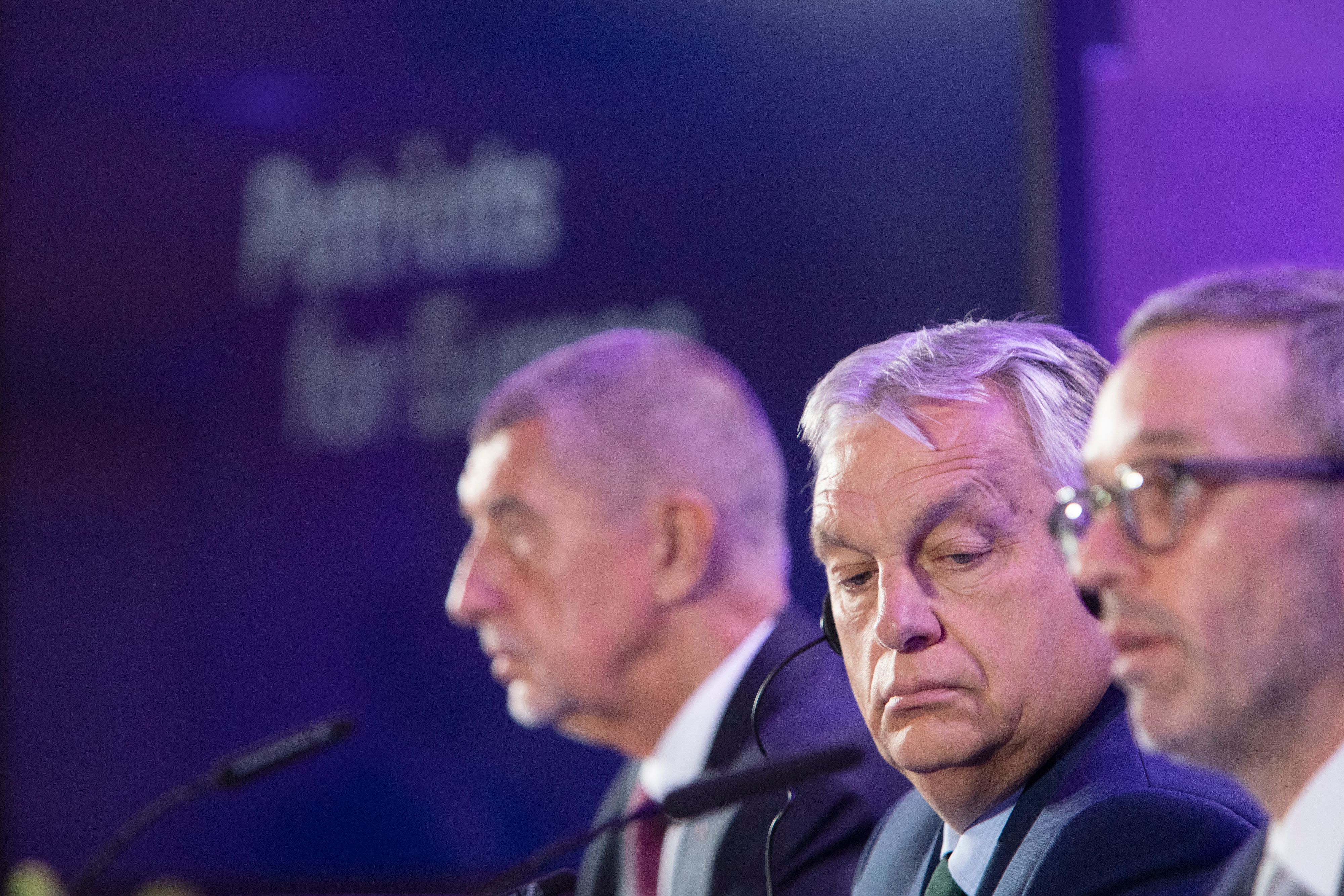 Der tschechische Ex-Premier <strong>Andrej Babiš</strong> (ANO), Ungarns Premier <strong>Viktor Orban</strong> (Fidesz) und <strong>Herbert Kickl</strong> (FPÖ) bei der Pressekonferenz zur Gründung der Rechtsaußen-Allianz 