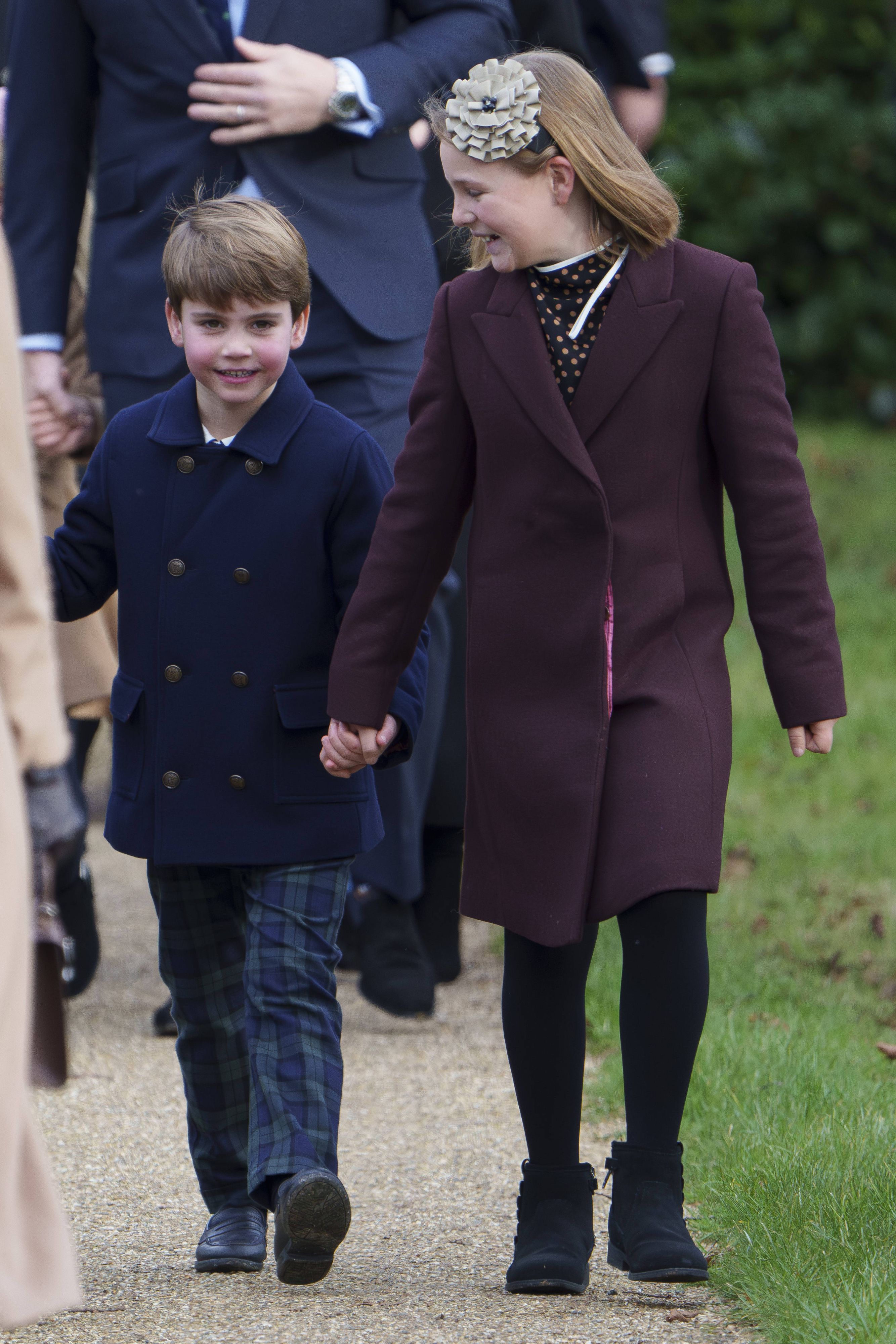 Prinz Louis und Mia Tindall spazierten Hand in Hand neben den restlichen Royals zum Weihnachtsgottesdienst in Sandringham.