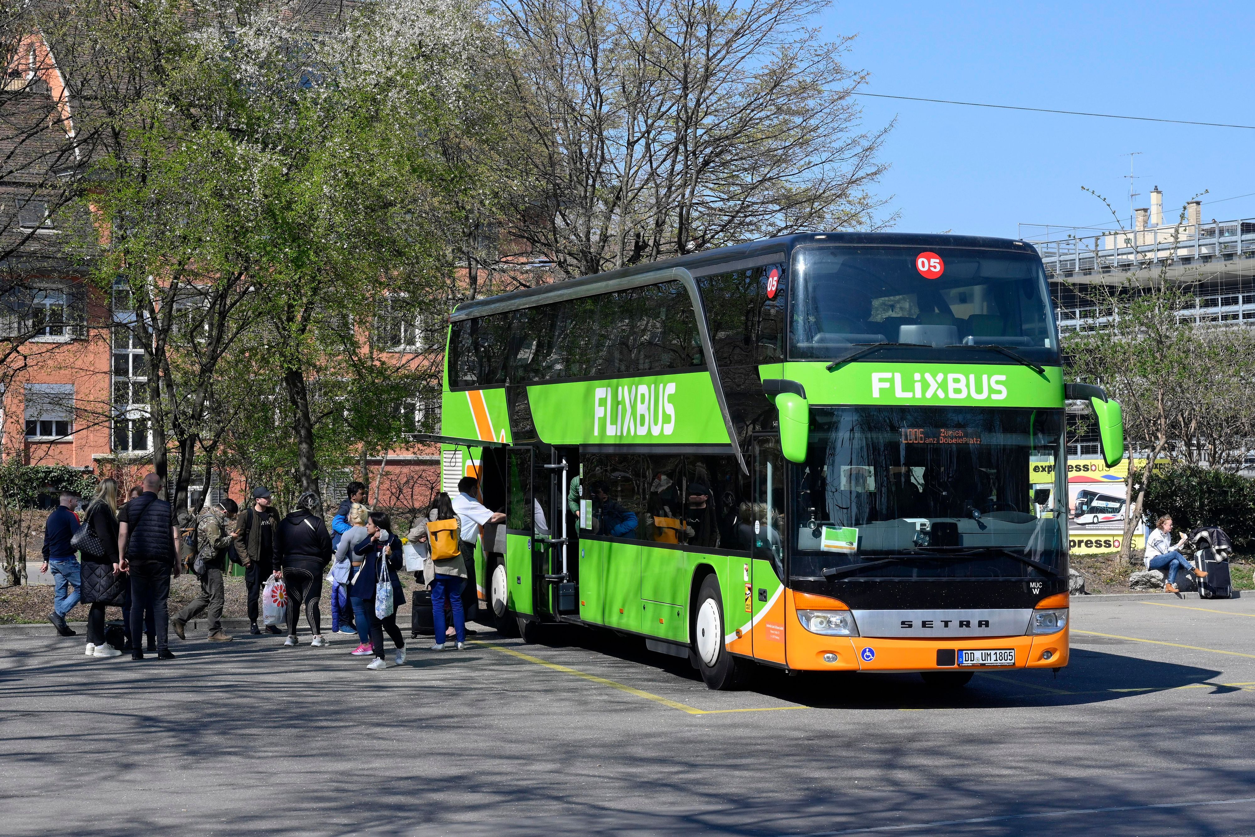 Fahrgäste neben einem Flixbus in Zürich. (Archivbild, 2022)
