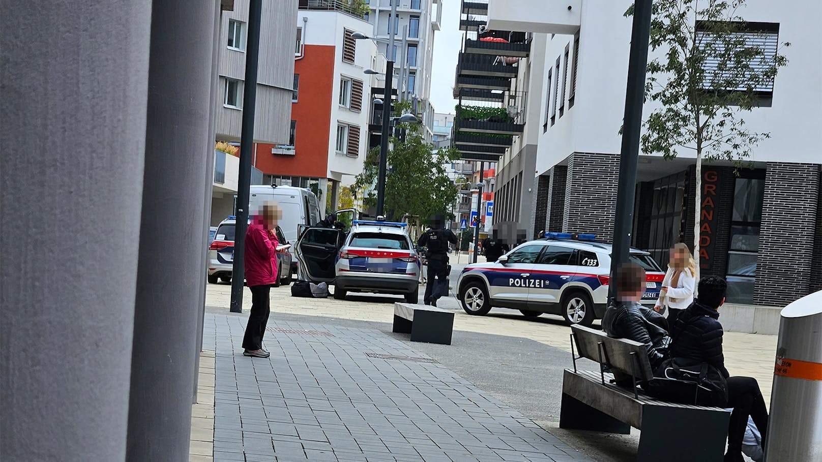 Schwerbewaffnete WEGA-Einsatzkräfte waren vor Ort