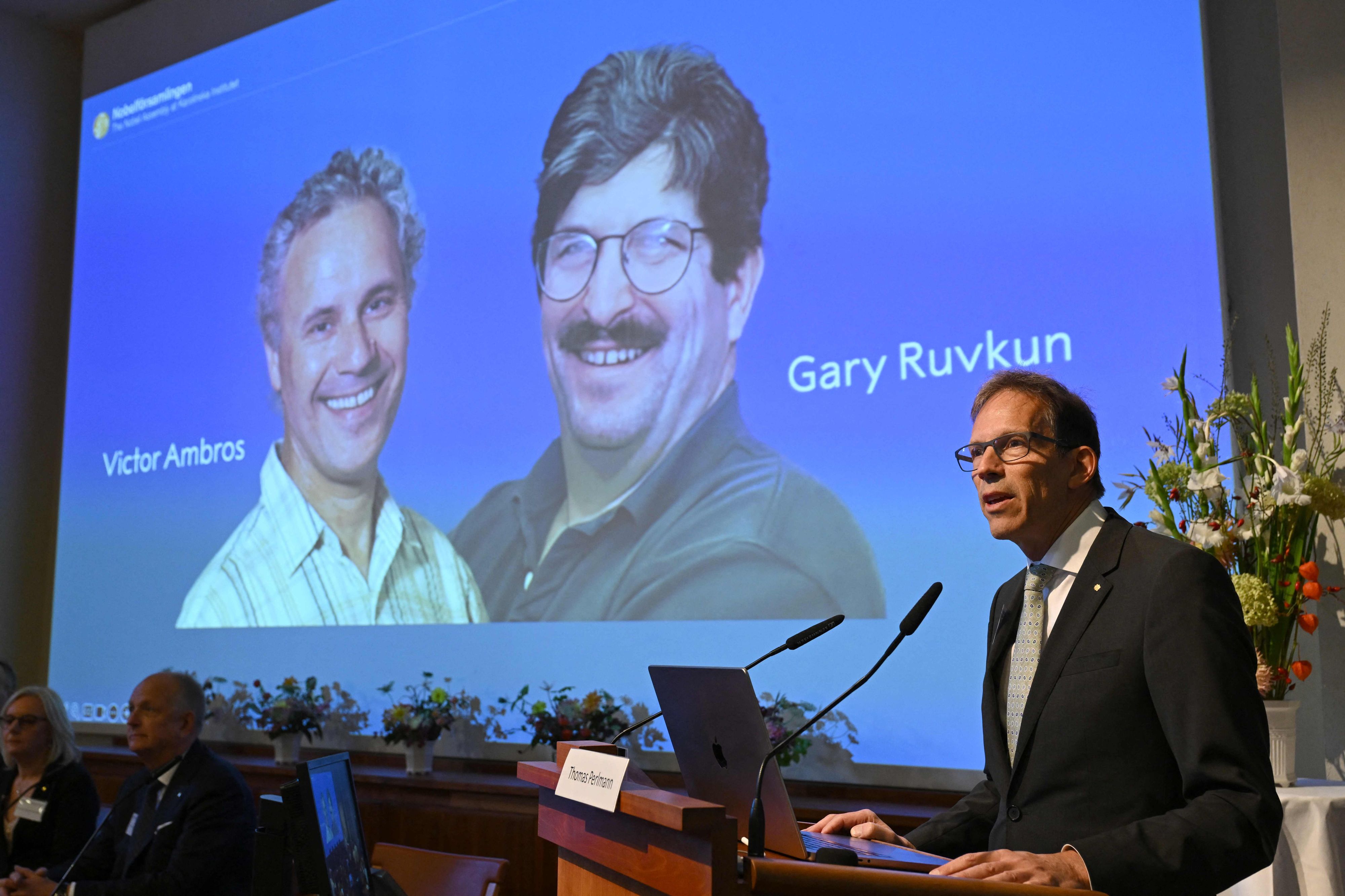 Das Nobelpreis-Komitee hat den US-Biologen Victor Ambros und Gary Ruvkun den Medizin-Nobelpreis verliehen.