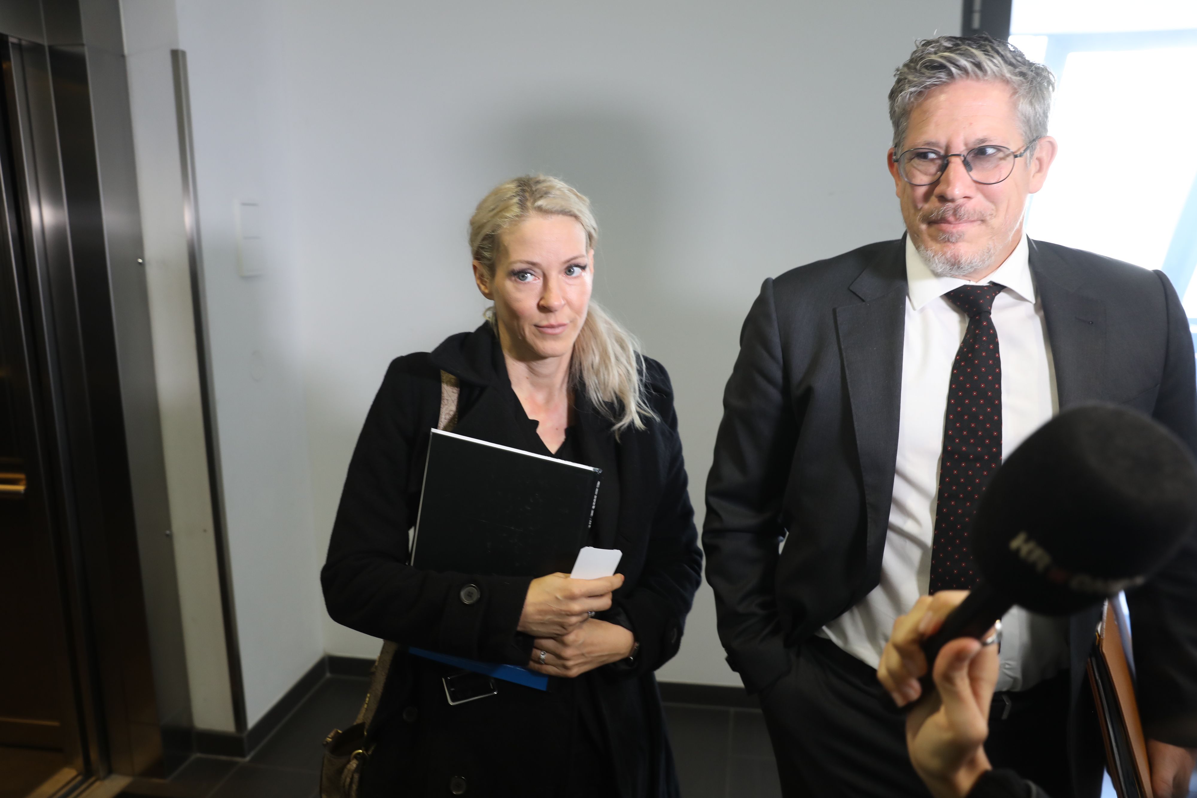 Simone Lugner mit ihrem Anwalt Florian Höllwarth bei dem Notartermin.