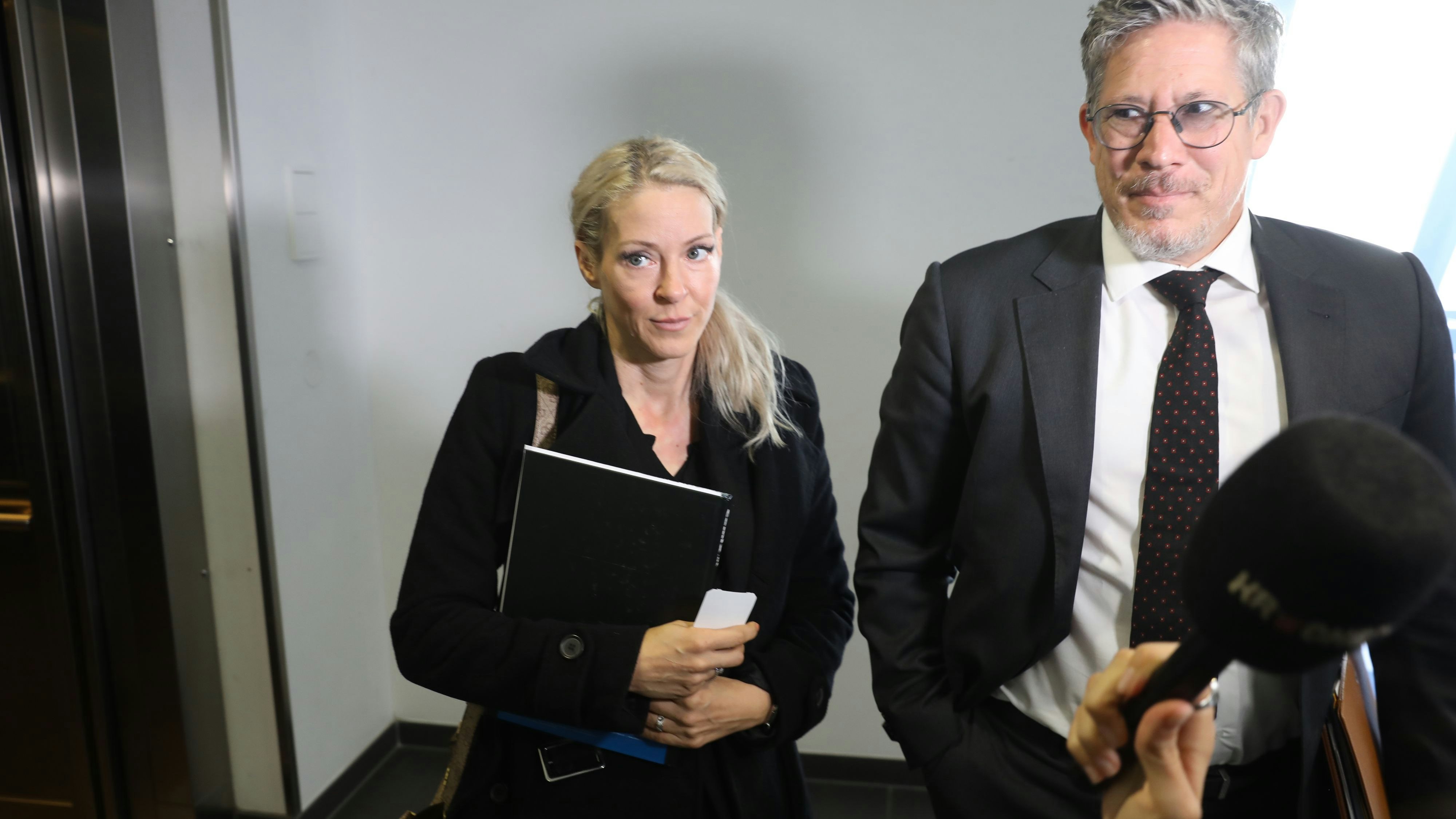 Simone Lugner mit ihrem Anwalt Florian Höllwarth bei dem Notartermin.