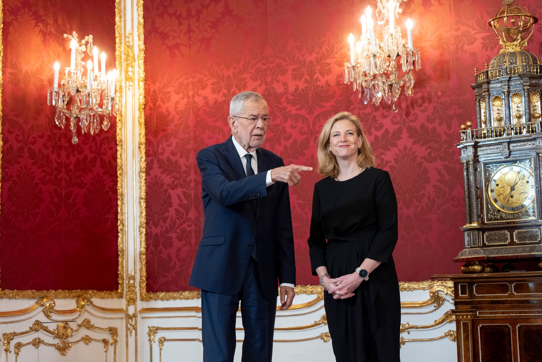 Alexander Van der Bellen zeigte NEOS-Chefin Beate Meinl-Reisinger wo die Begrüßung stattfinden soll.