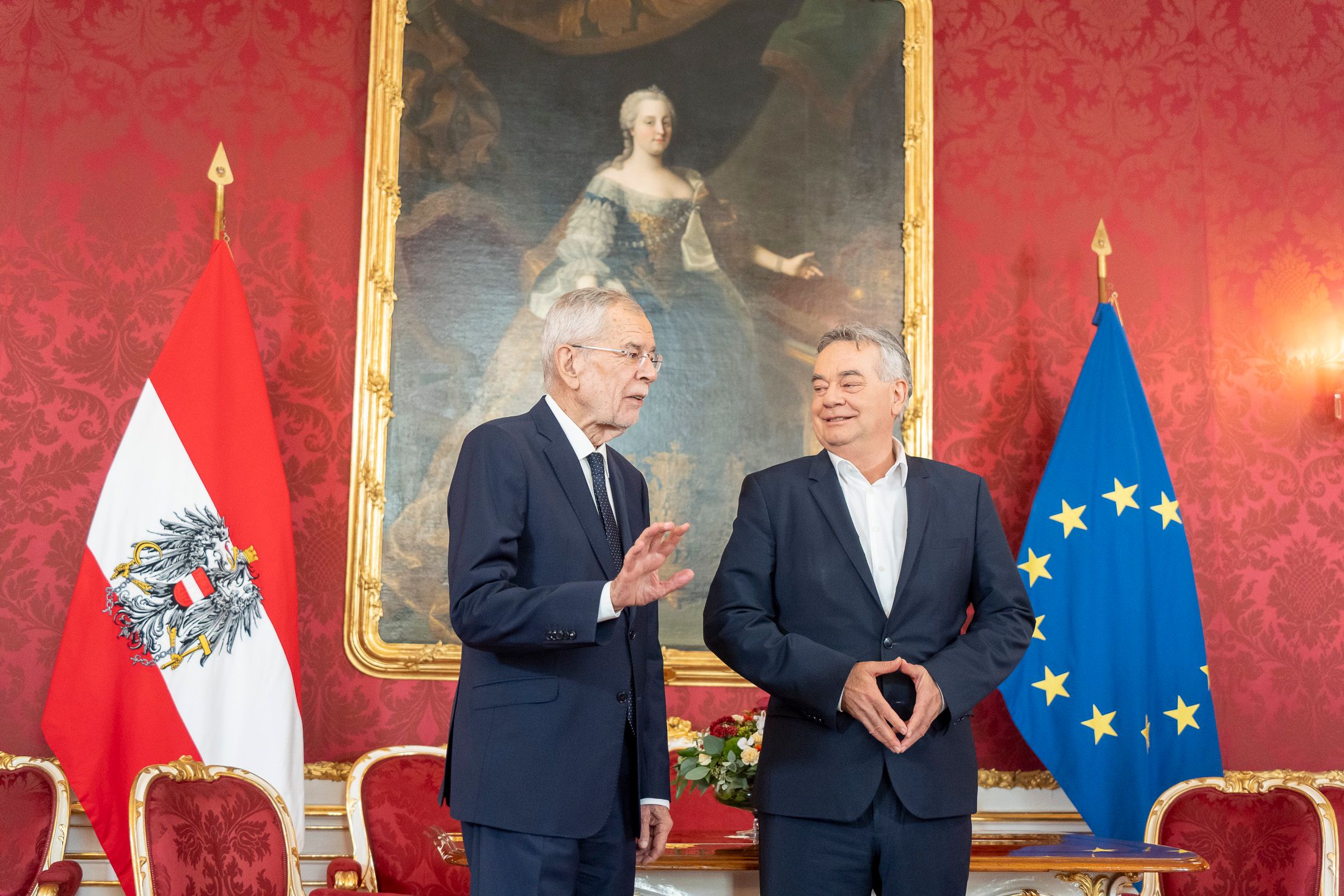 Werner Kogler bei Alexander Van der Bellen in der Hofburg – das Herz-Symbol mit den Händen zu formen gelingt dem Grünen-Chef immer besser!