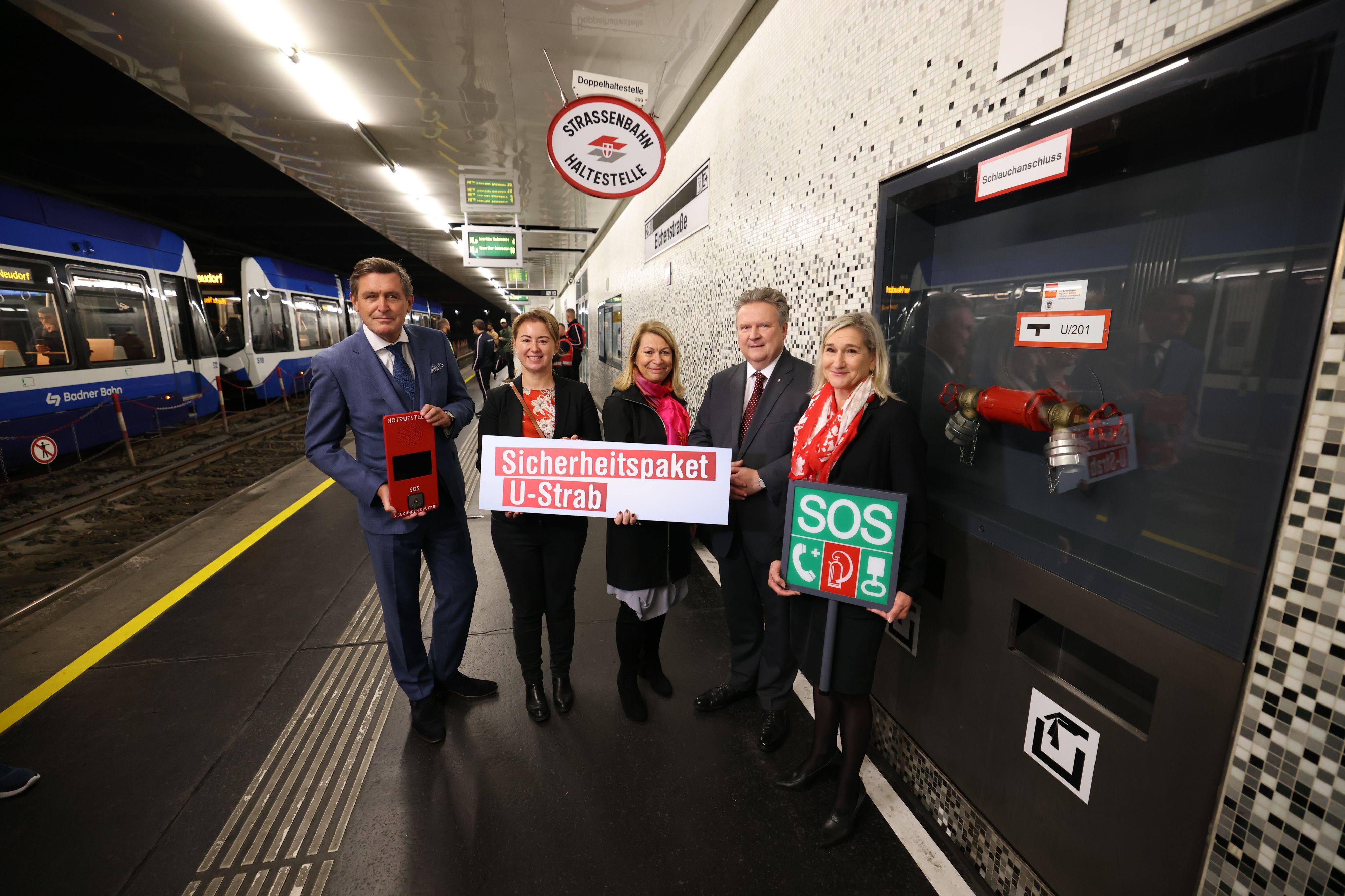 (v.l.n.r.) Stadtrat Peter Hanke, Silvia Jankovic, Bezirksvorsteherin Margareten, Alexandra Reinagl, Geschäftsführerin der Wiener Linien, Bürgermeister Michael Ludwig und Monika Unterholzner, Generaldirektorin der Wiener Stadtwerke