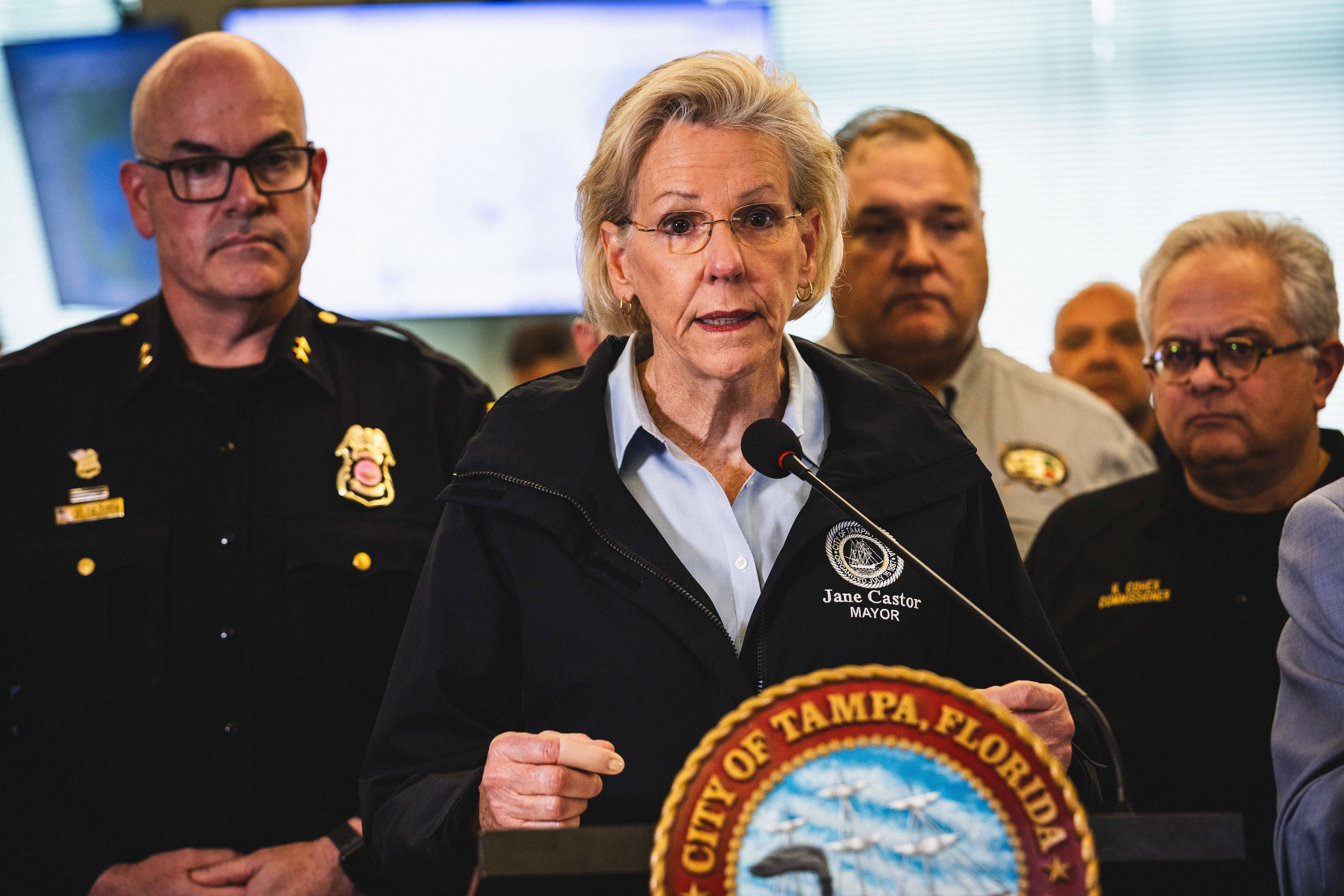 Die Bürgermeisterin von Tampa, Jane Castor, ruft alle Bewohner auf, aus der Gefahrenzone zu flüchten: 