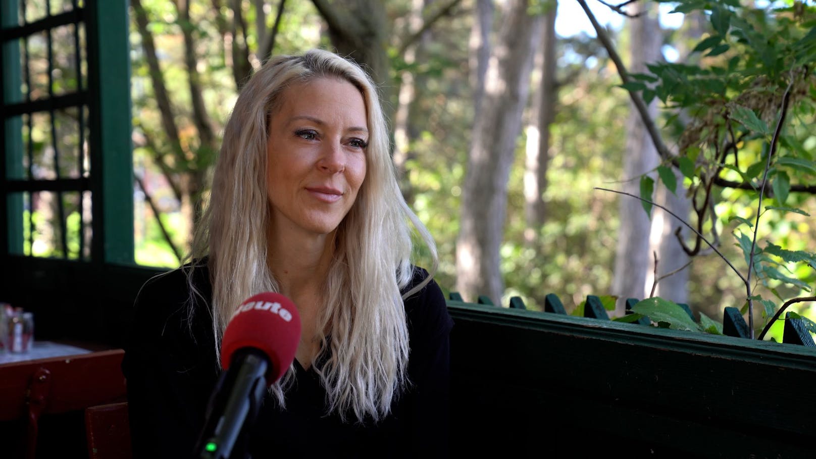 <strong>11.10.2024: "Es war von Anfang an merkwürdig für mich dort".</strong> Die Kündigung von Simone nach nur einem Monat in der Lugner City regt weiter auf. Die Fronten sind verhärtet, <a data-li-document-ref="120066084" href="https://www.heute.at/s/es-war-von-anfang-an-merkwuerdig-fuer-mich-dort-120066084">immer mehr Details kommen ans Licht &gt;&gt;&gt;</a>